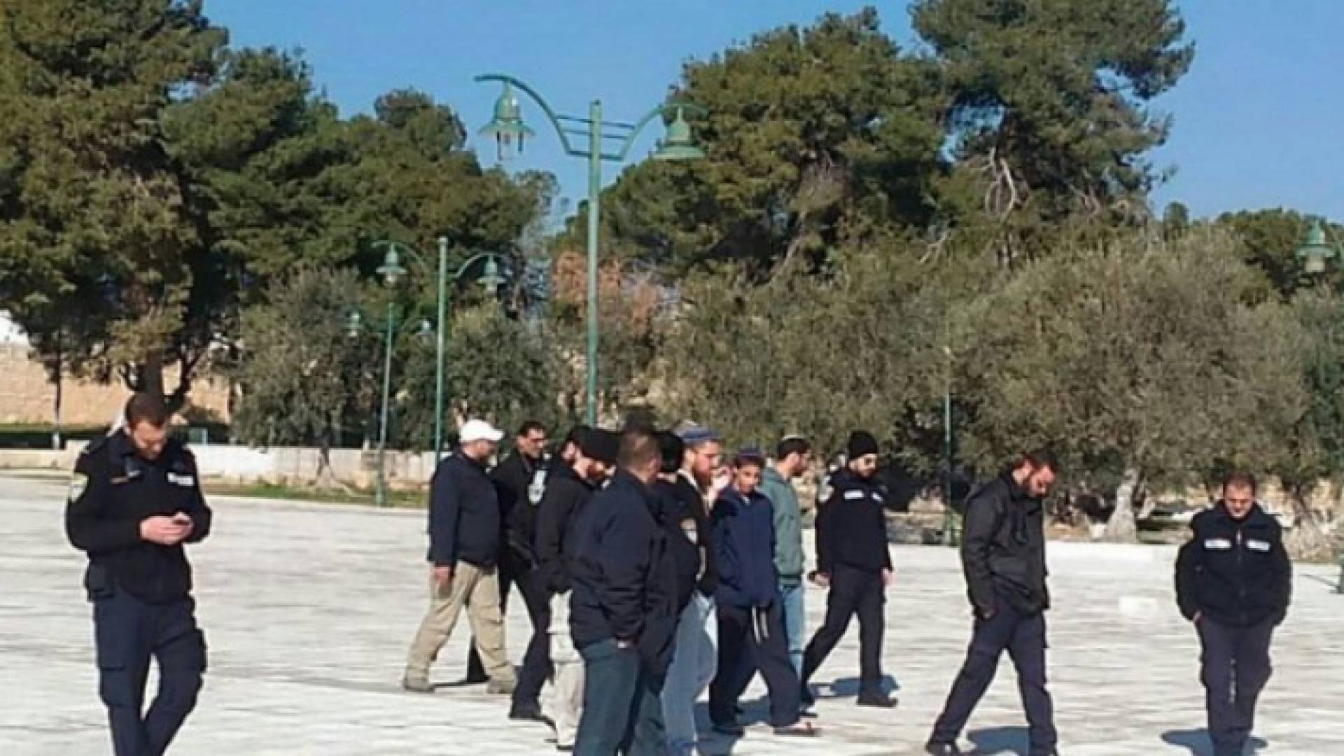 مستوطنون يقتحمون باحات المسجد الاقصى 