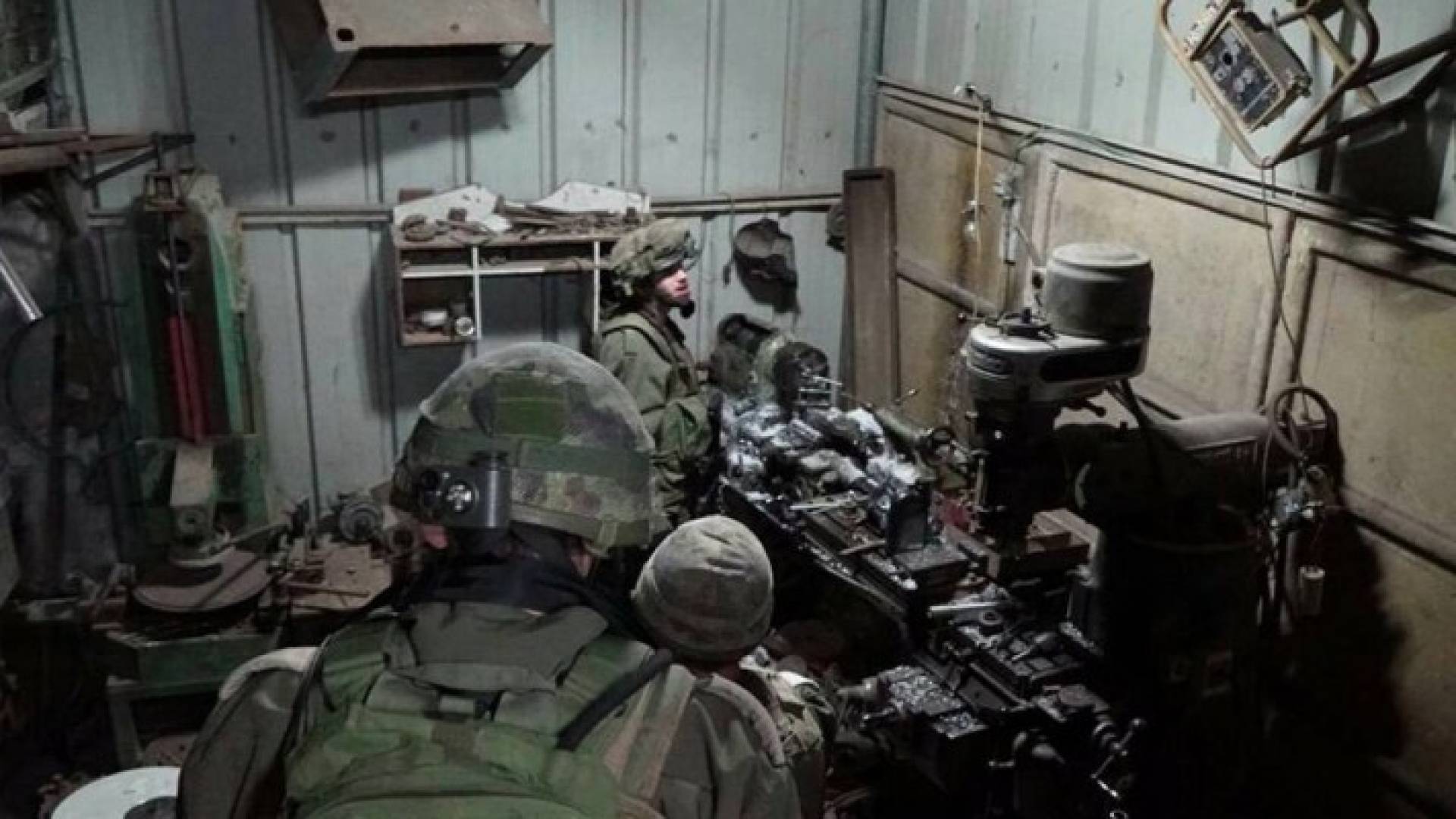 الاحتلال يداهم مخرطة في الخليل 