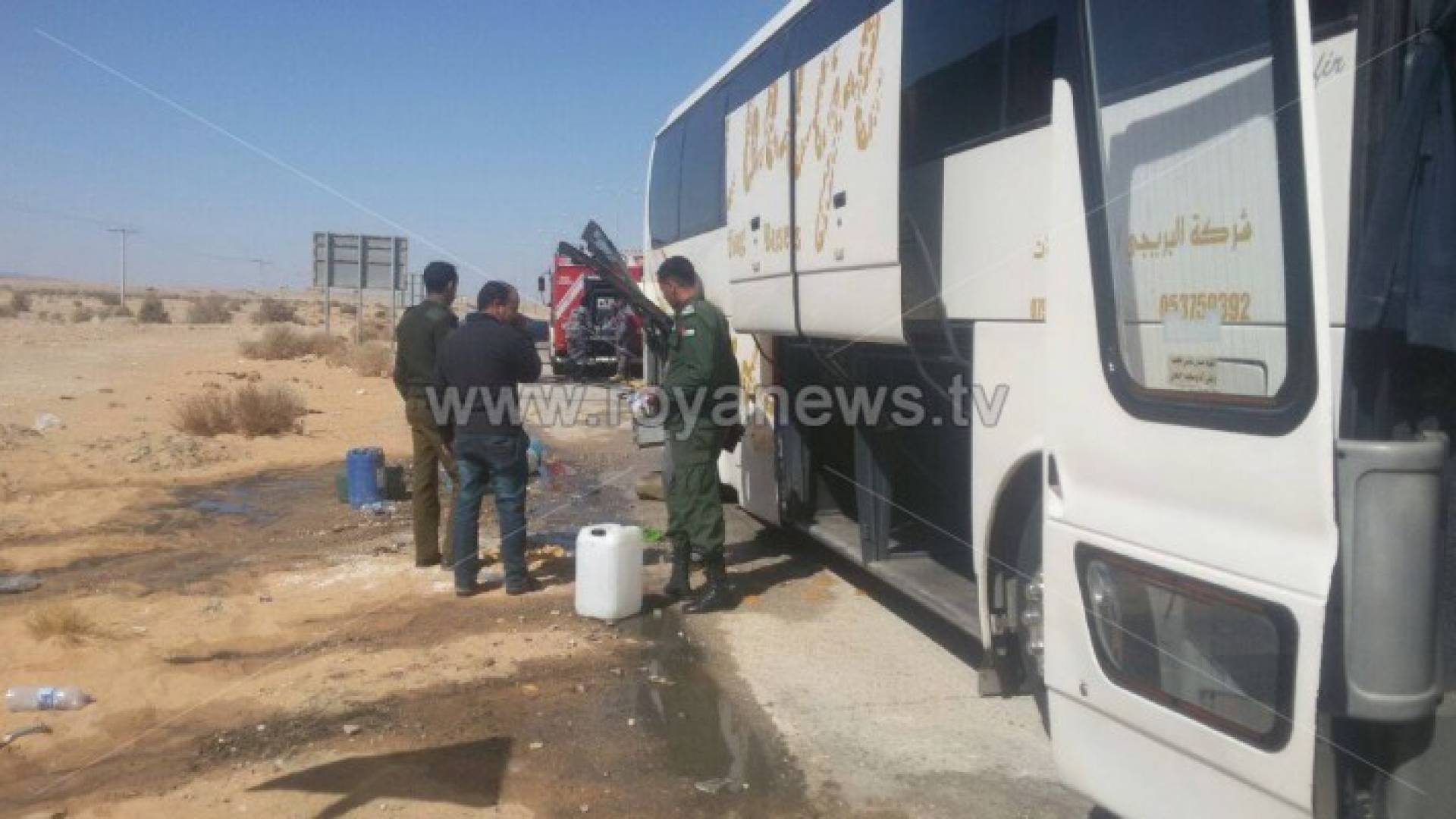 إخلاء معتمرين من حافلة بعد تعرضها لحريق في المدورة