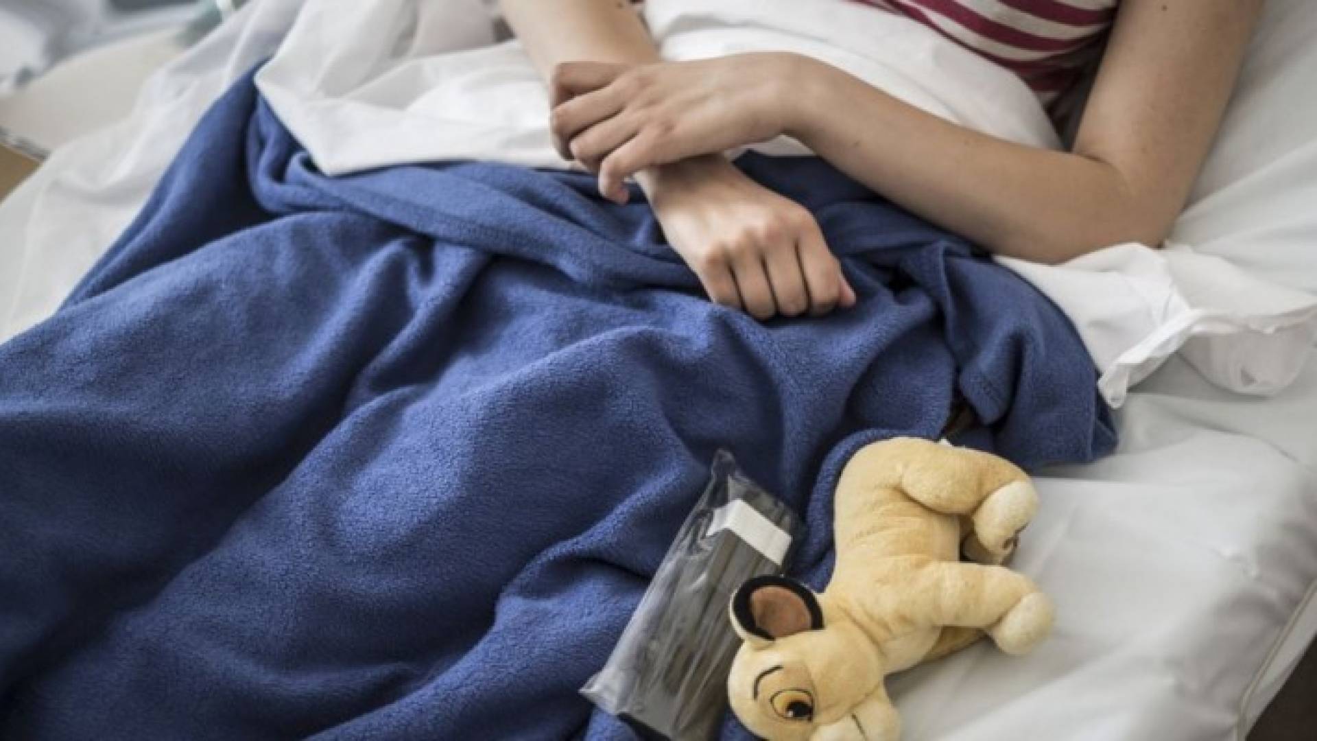 مصابة بالسرطان في أحد المستشفيات