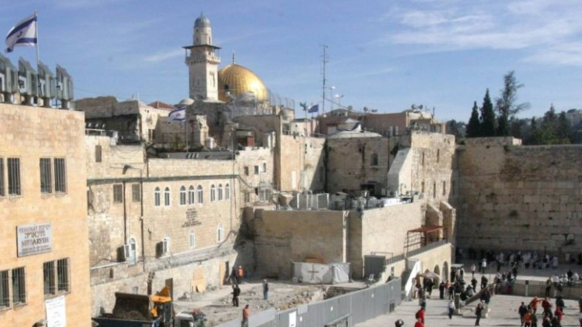 تنديد واسع بقانون الاحتلال حظر آذان الفجر