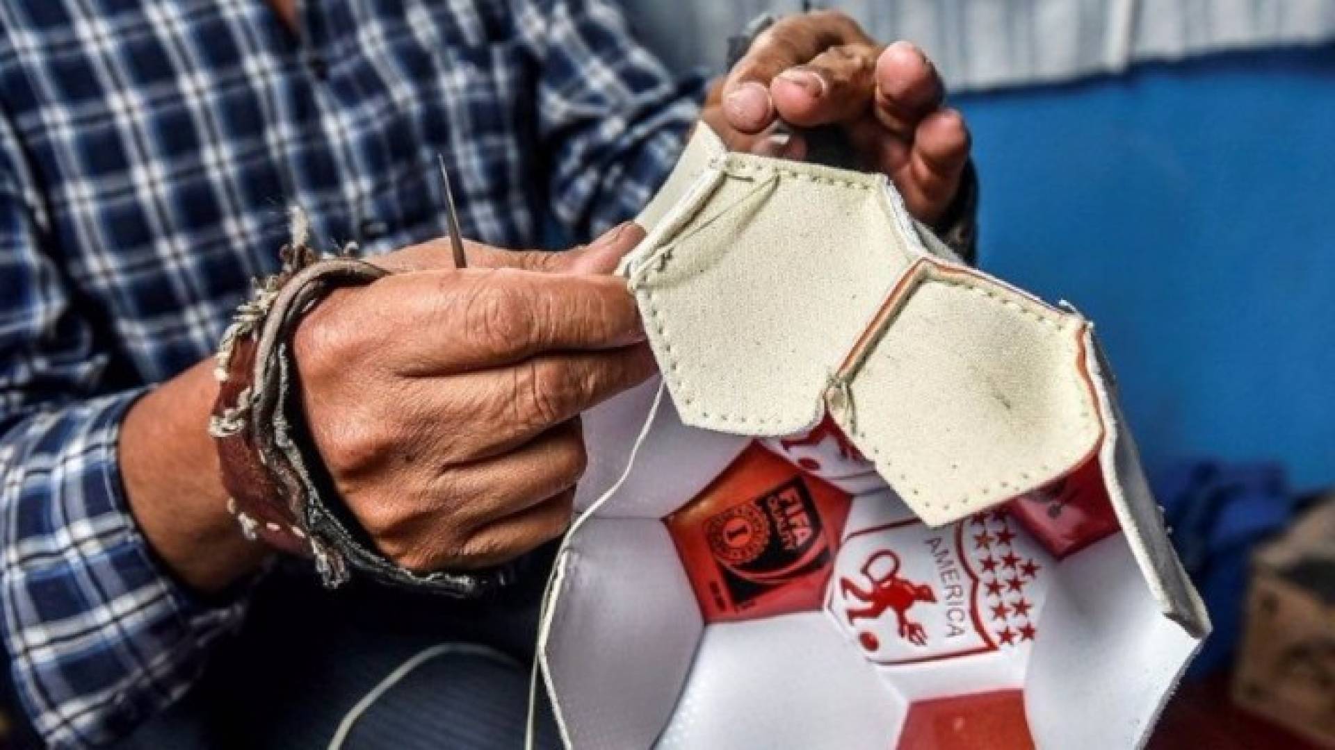 قرية كولومبية لا تزال تخيط كرة القدم يدويا 
