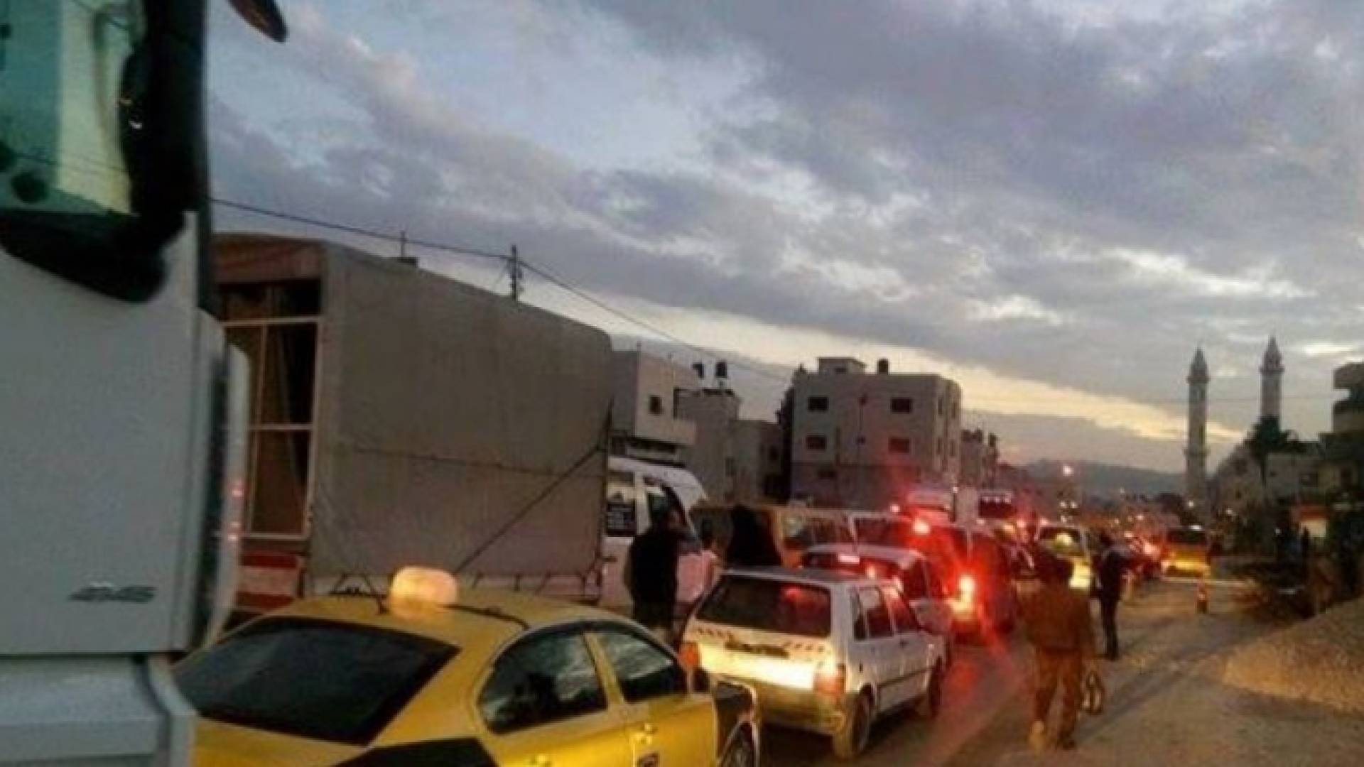 الاغلاق بحجة إلقاء الحجارة على سيارات المستوطنين