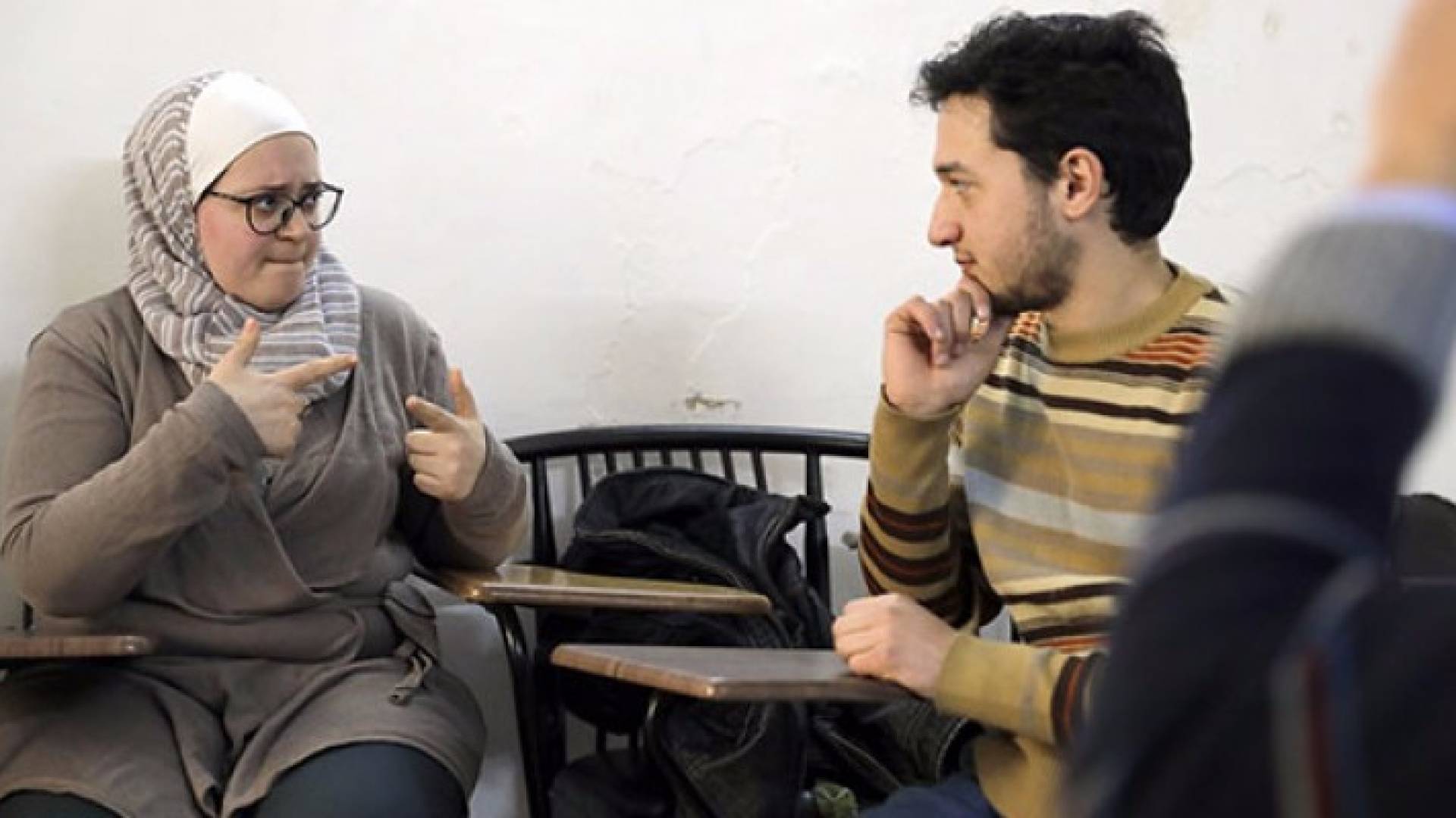 جانب من الجلسات داخل مركز الصم