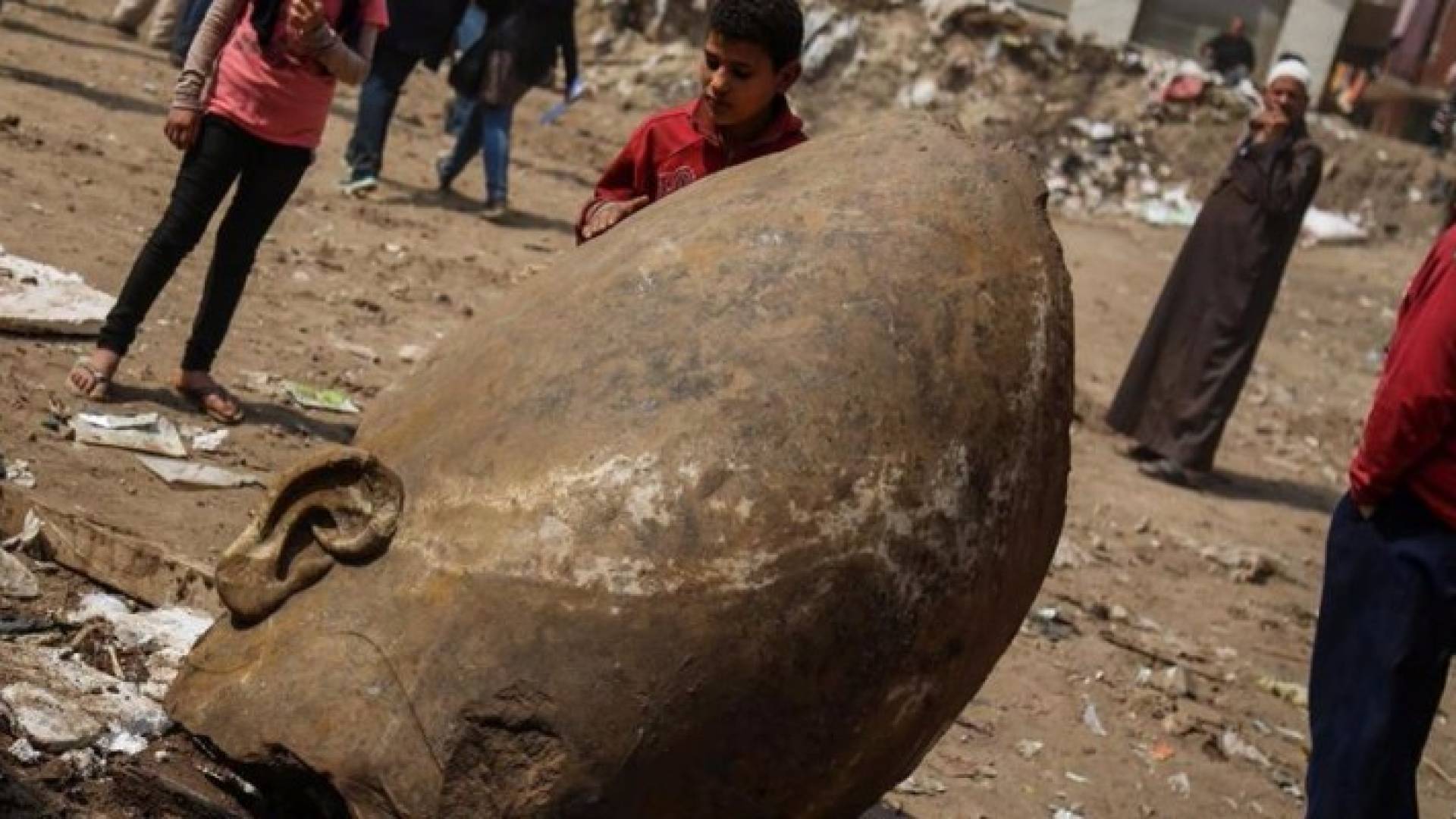 صور انتشال التمثالين