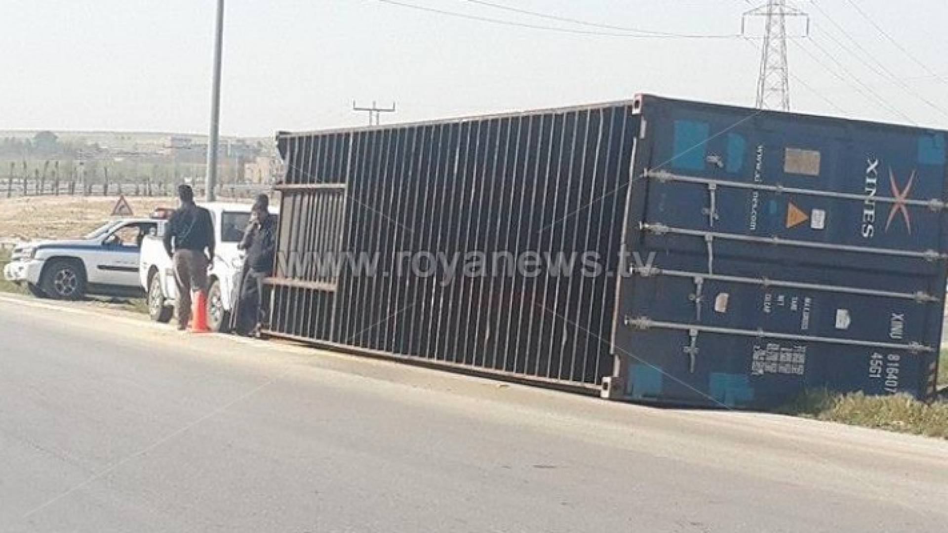الشاحنة انحرفت عن الطريق