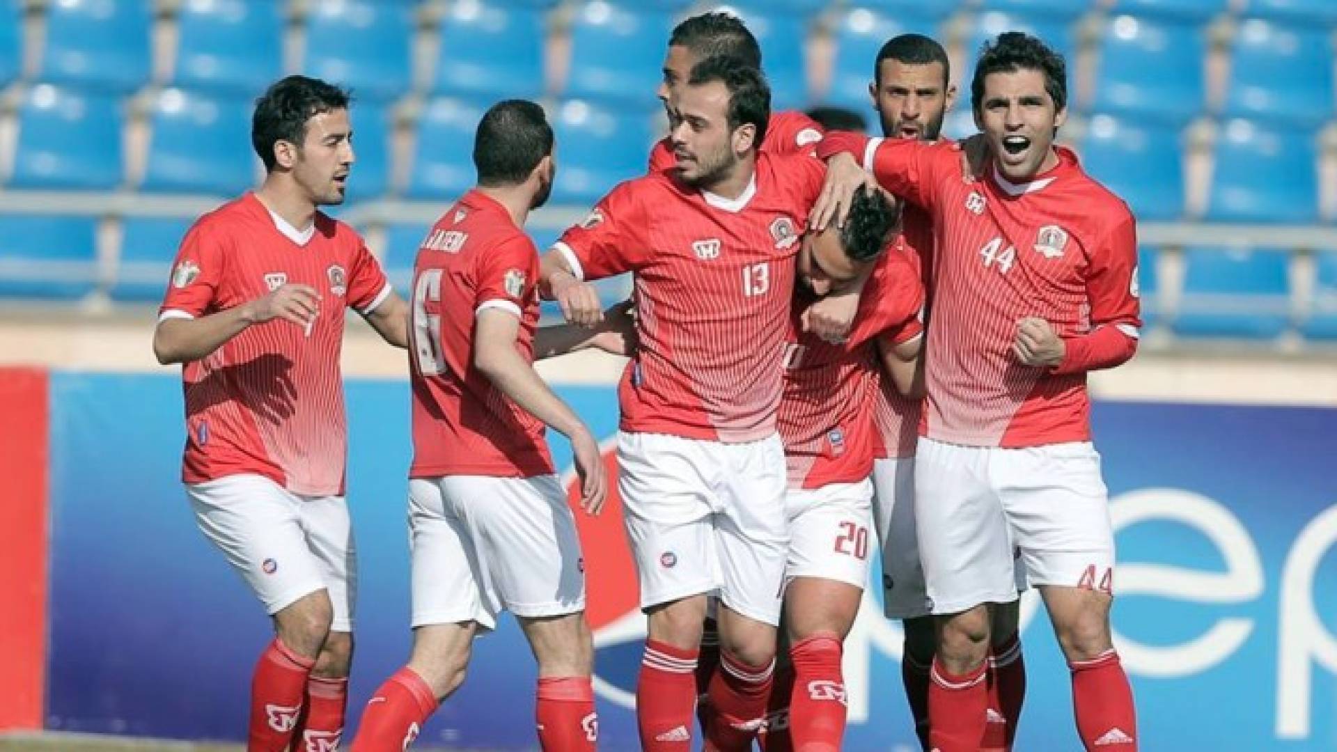 لاعبو الجزيرة يحتفلون بهدفهم