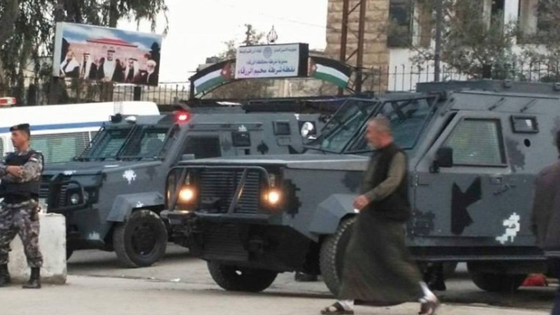 دوريات تابعة للاجهزة متواجدة في مجمع الزرقاء الجديد