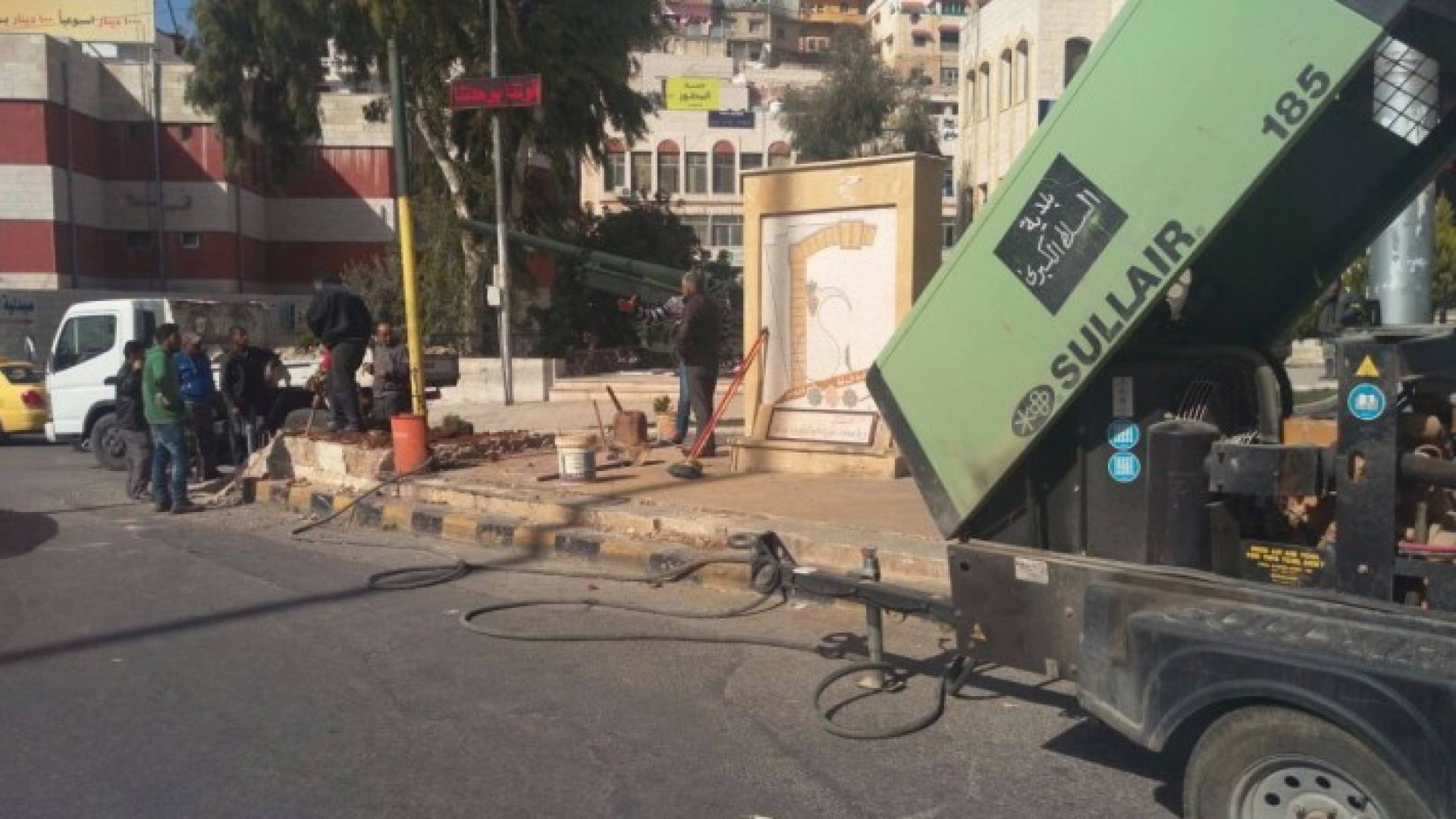 بلدية السلط الكبرى تعمل على تخفيض الجزيرة الوسطية أمام مبنى البلدية