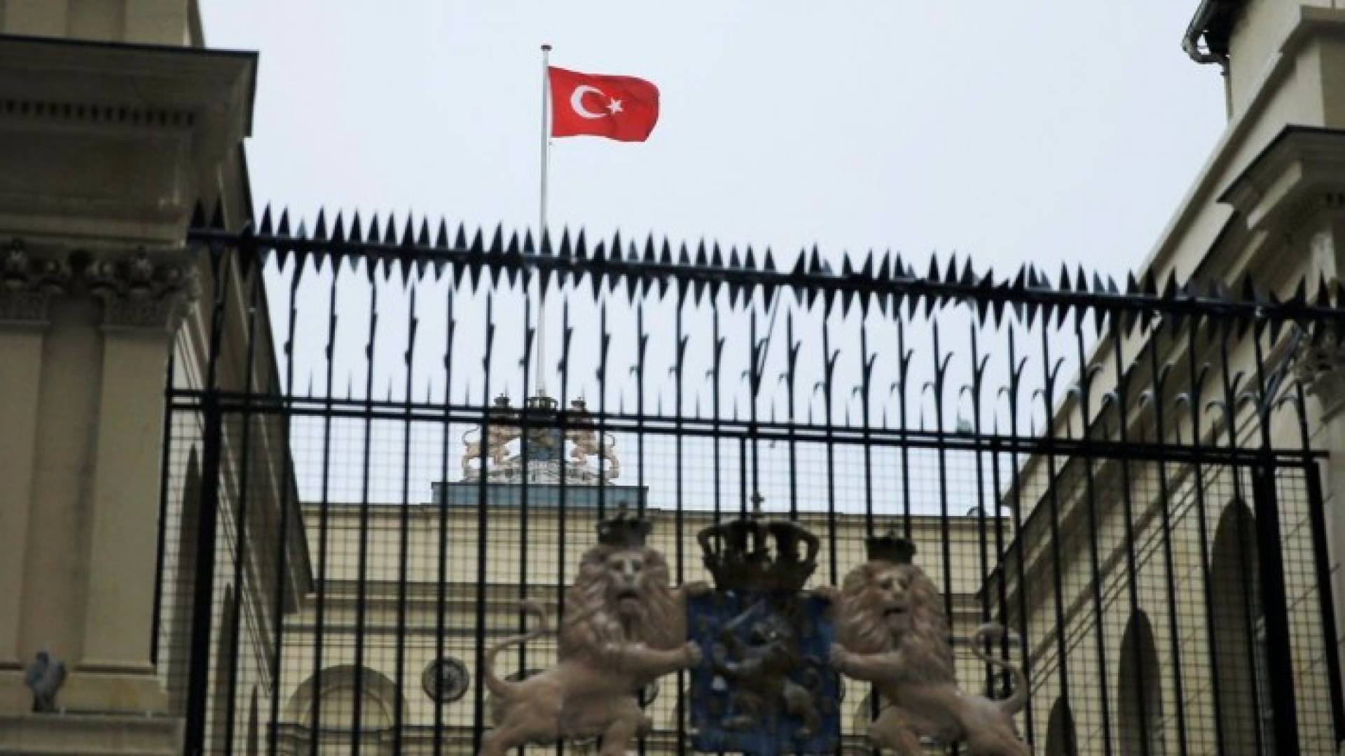 علم تركيا فوق القنصلية الهولندية في إسطنبول