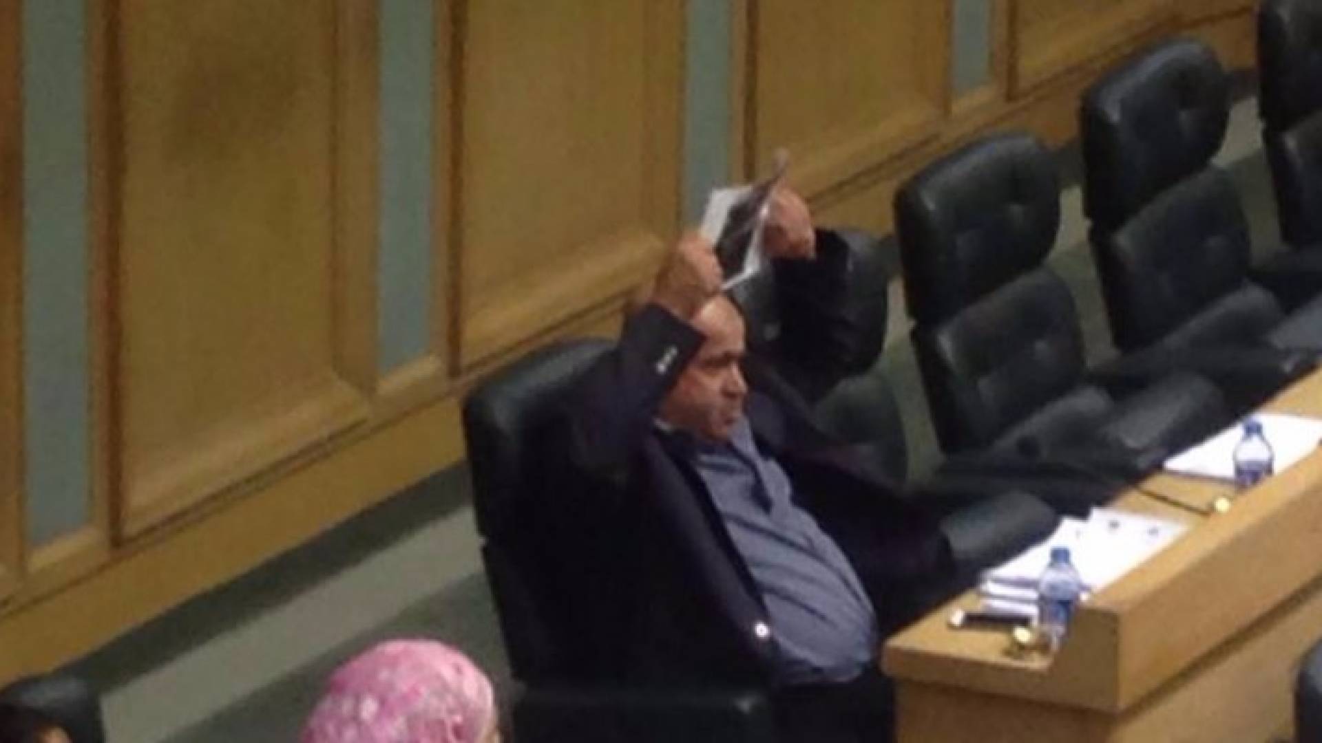 النائب خليل عطية يرفع صورة الدقامسة