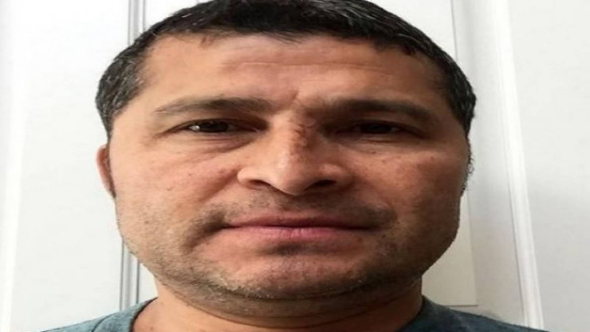 رجل يسقط من ناطحة سحاب ويبقى حيا في امريكا 