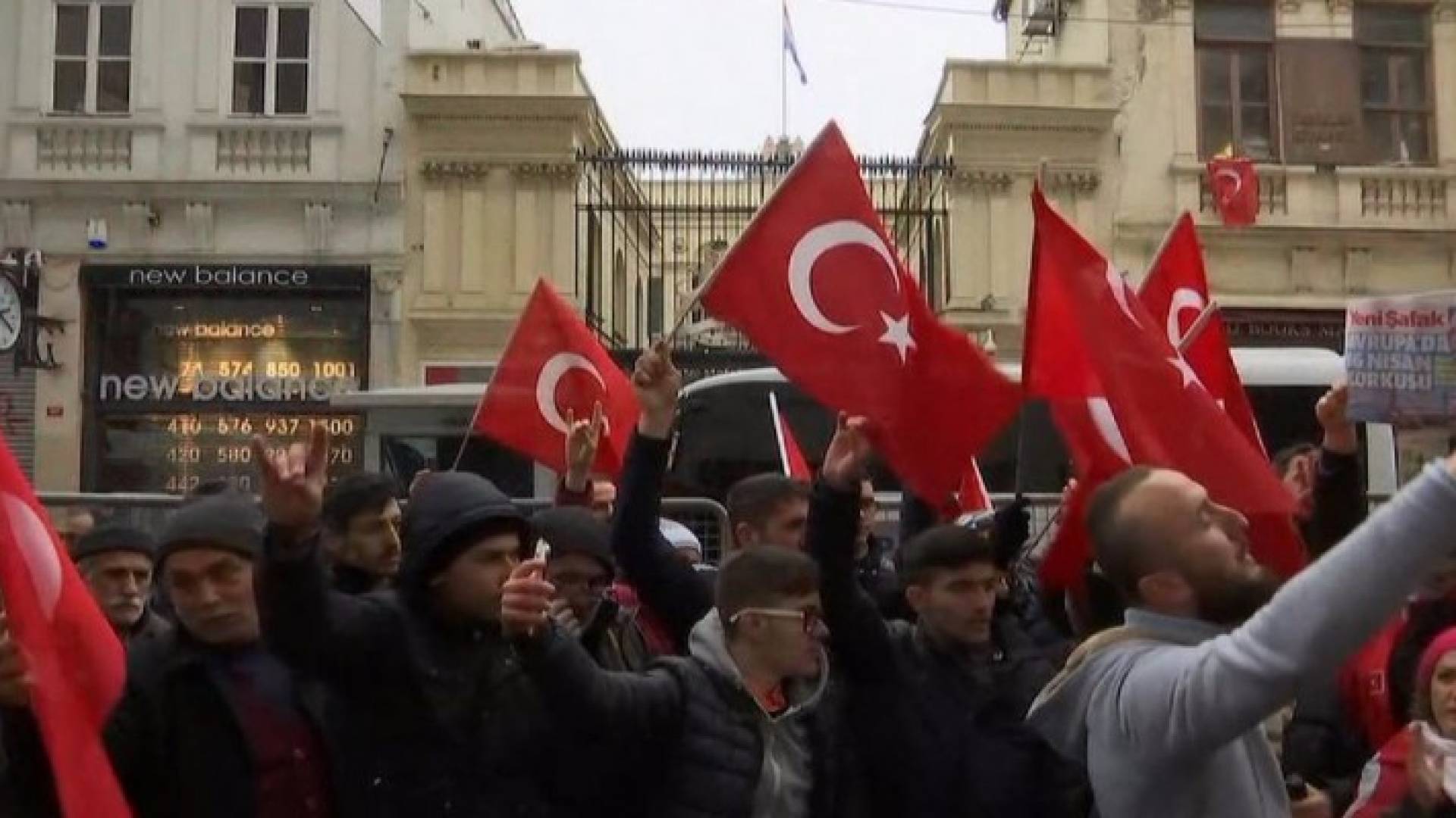 اعادة رفع علم هولندا على مبنى القنصلية بإسطنبول