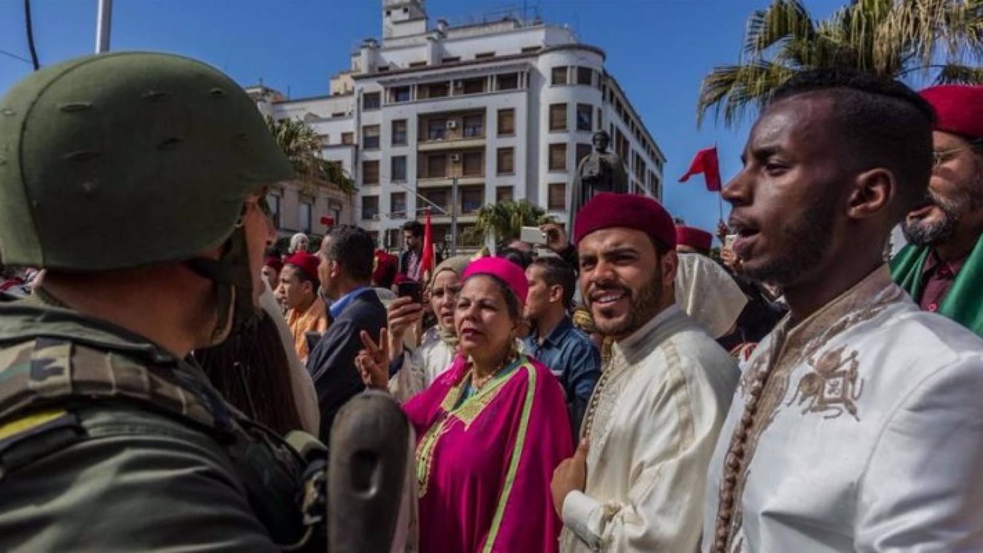 تظاهرة شارك فيها مئات الرجال والنساء مرتدين الأزياء التقليدية بشارع الحبيب بورقيبة