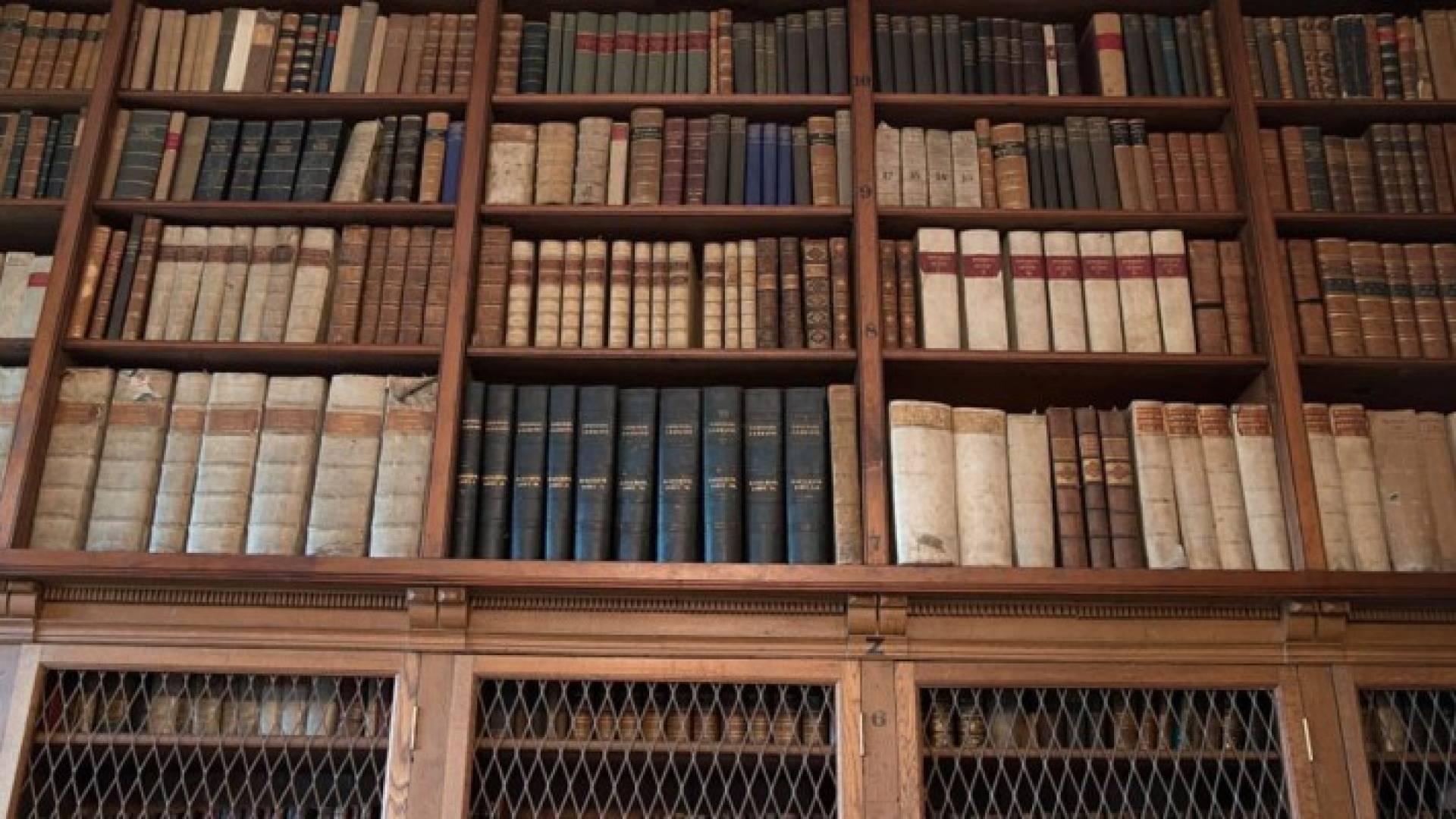 داخل مكتبة في إنجلترا - أرشيفية