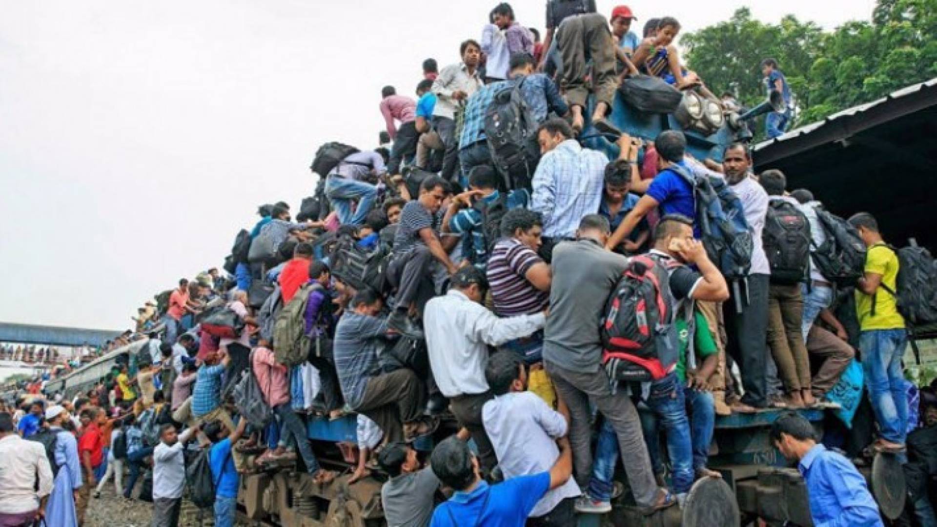 الآلاف يتدافعون لركوب القطار