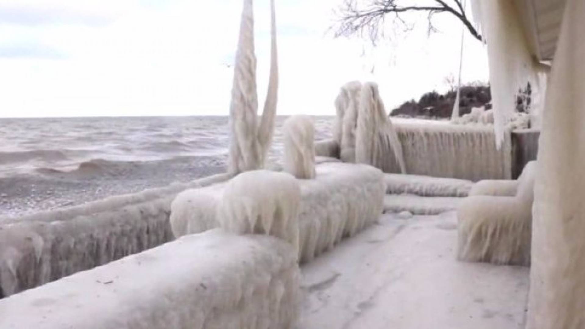 عاصفة ثلجية شديدة تتسبب في تغطية المنزل في نيويورك