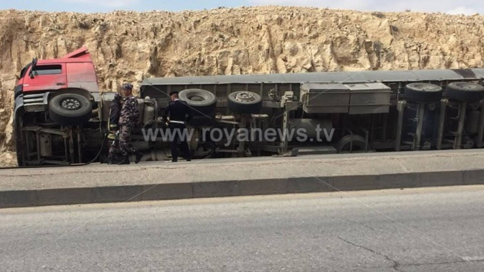 انقلاب الشاحنة على طريق البحر الميت 