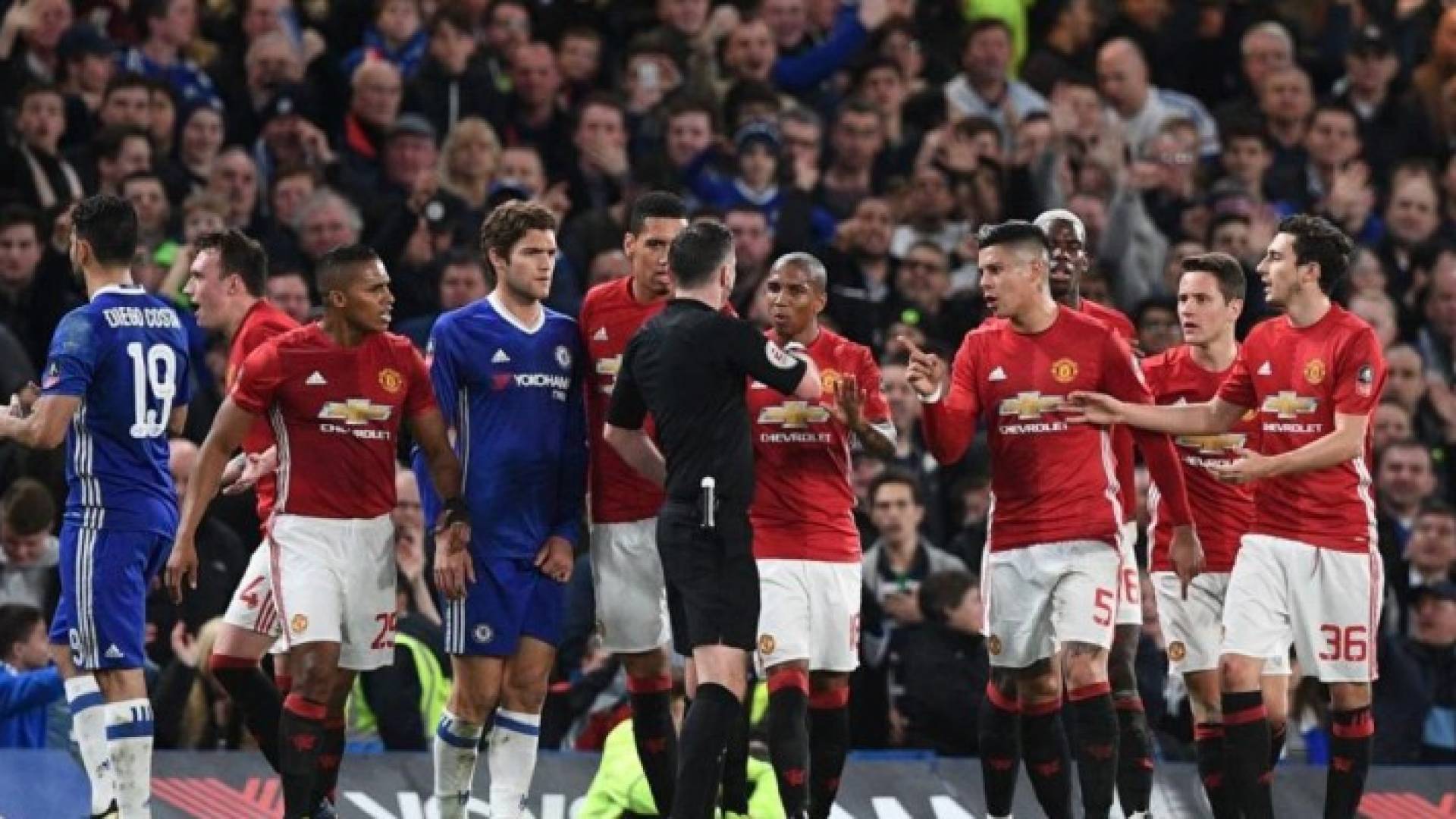 لاعبو مانشستر يحتجون على قرار للحكم