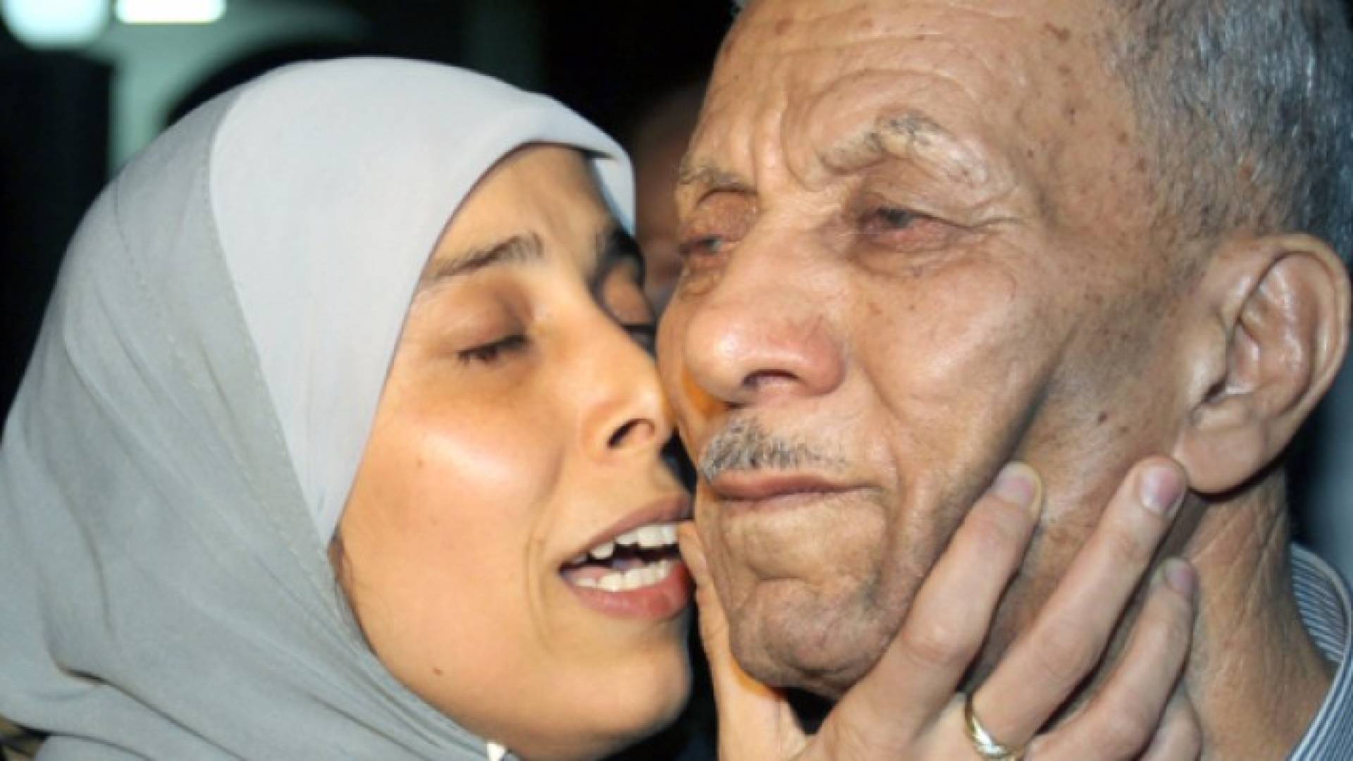 أحلام التميمي تحتضن والدها بعد سنوات الأسر في سجون الاحتلال 