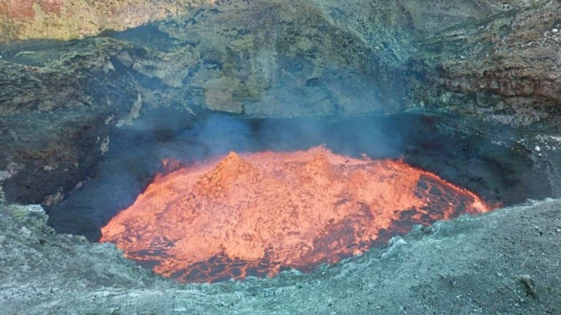 صورة داخل فوهة البركان