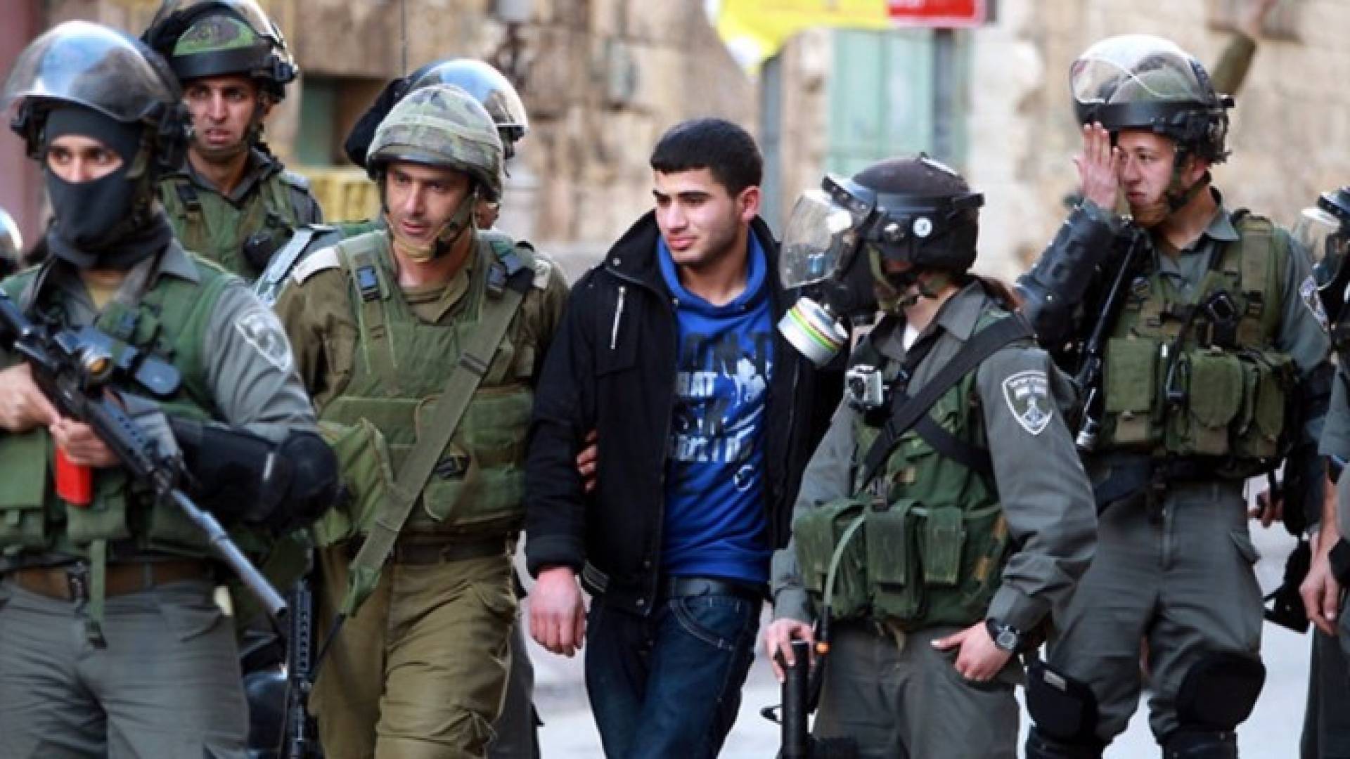 عناصر من شرطة الاحتلال الاسرائيلي يعتقلون شابا فلسطينيا 