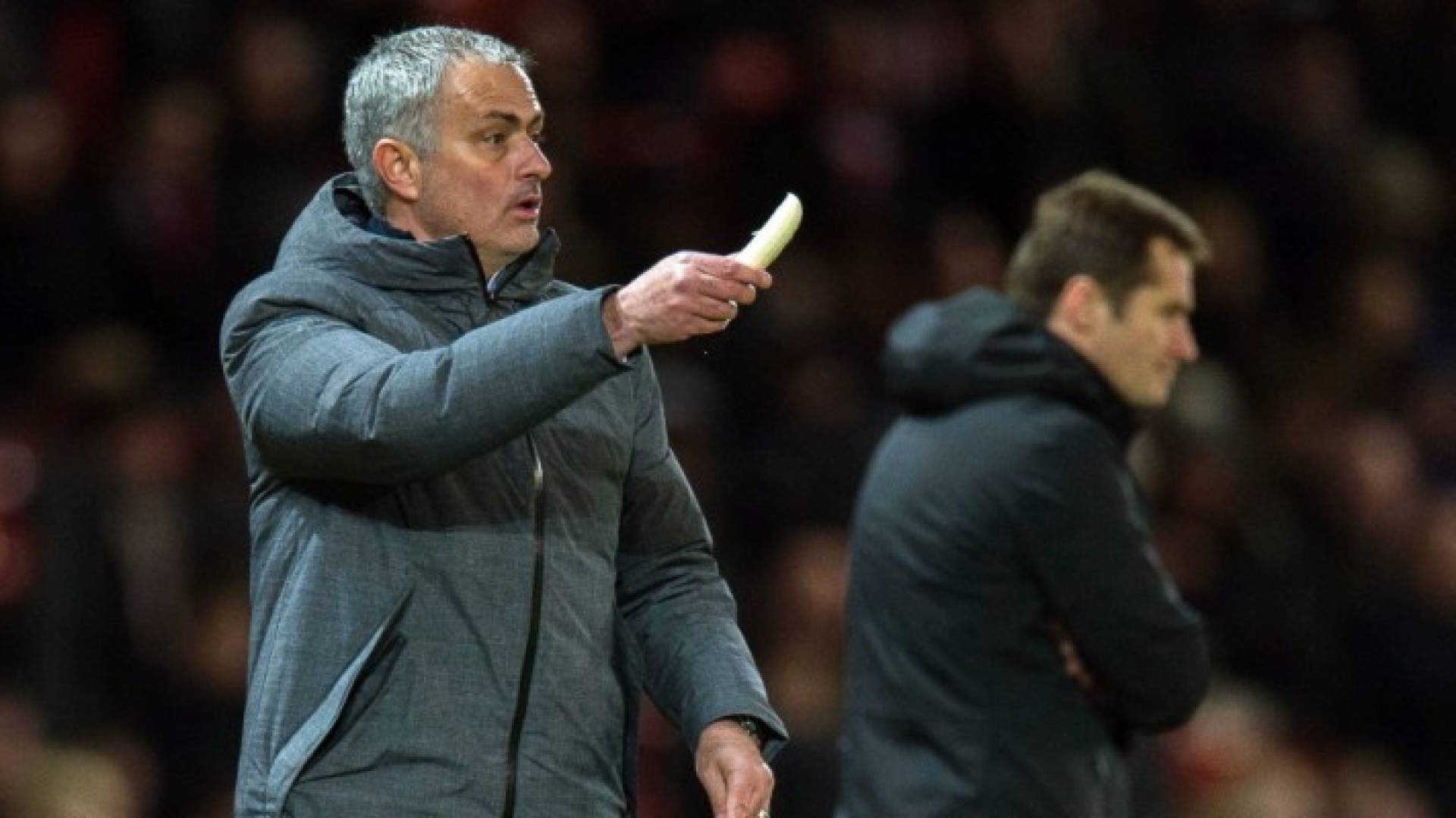 مورينيو يمسك الموز بيده