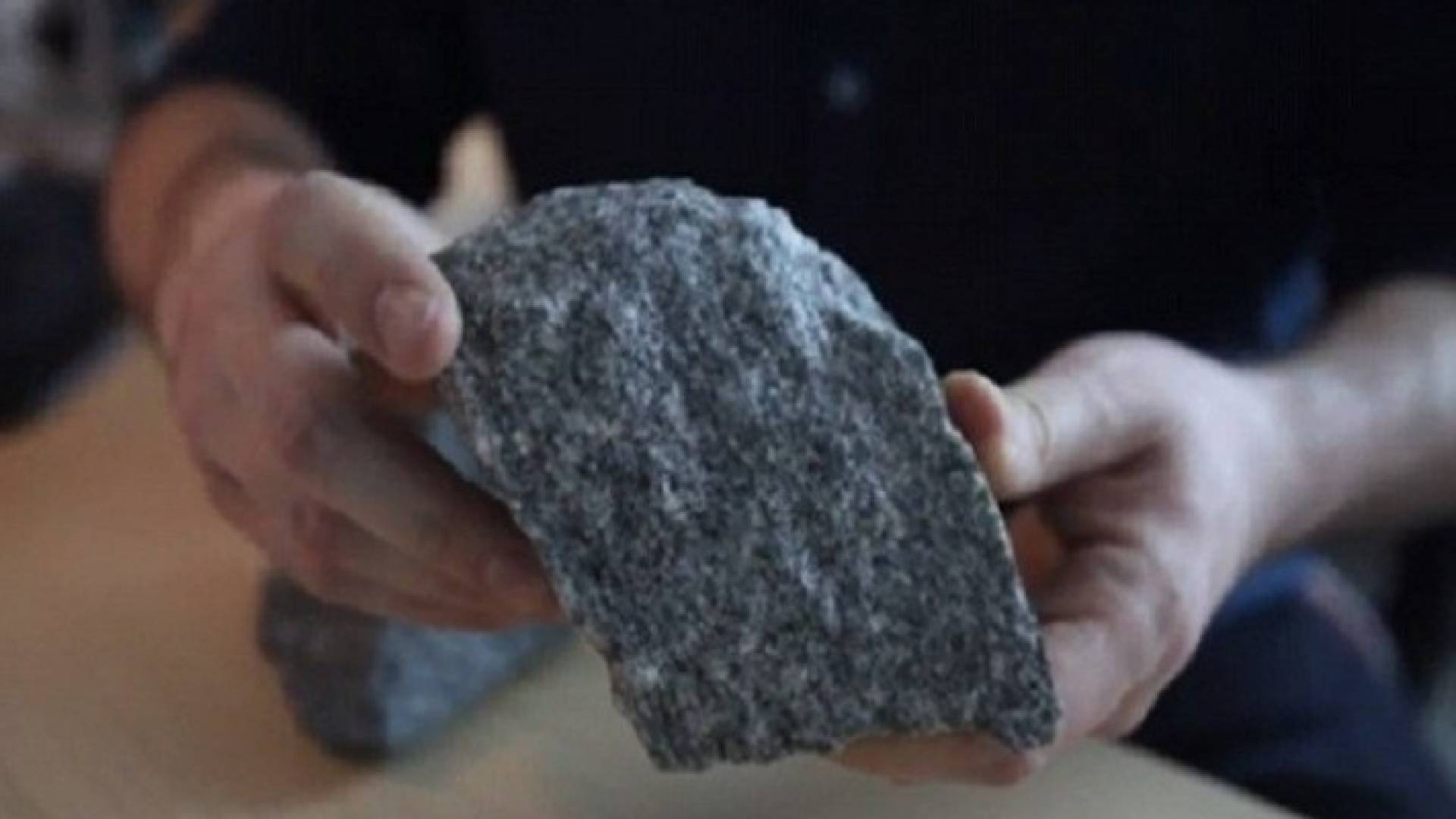 يعود تاريخ هذه الصخور إلى 4.3 مليار عام