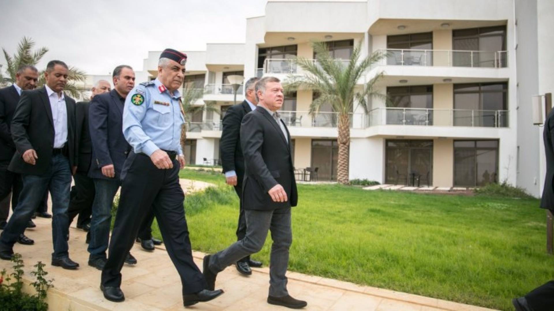 الملك يفتتح فندق وشاليهات الأمن العام في العقبة