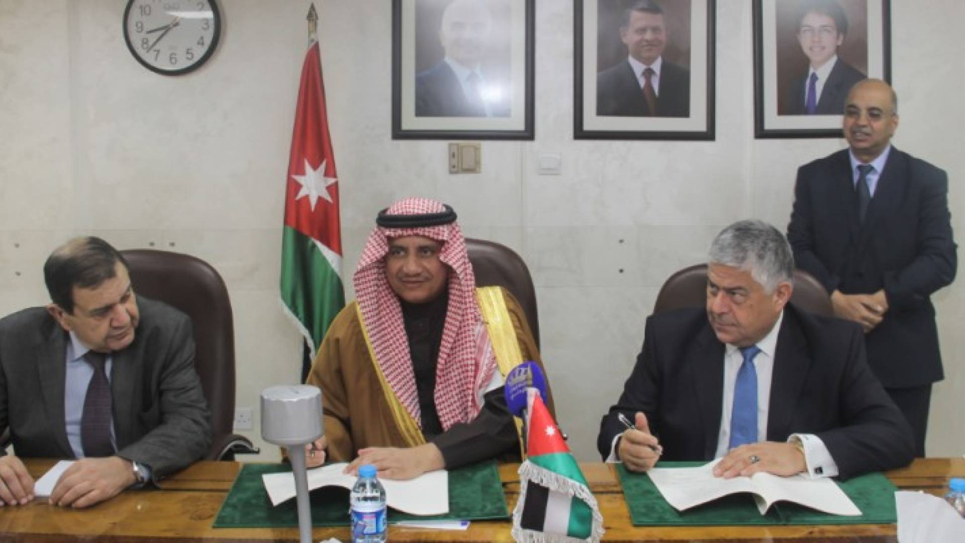 صورة خلال توقيع الاتفاقية