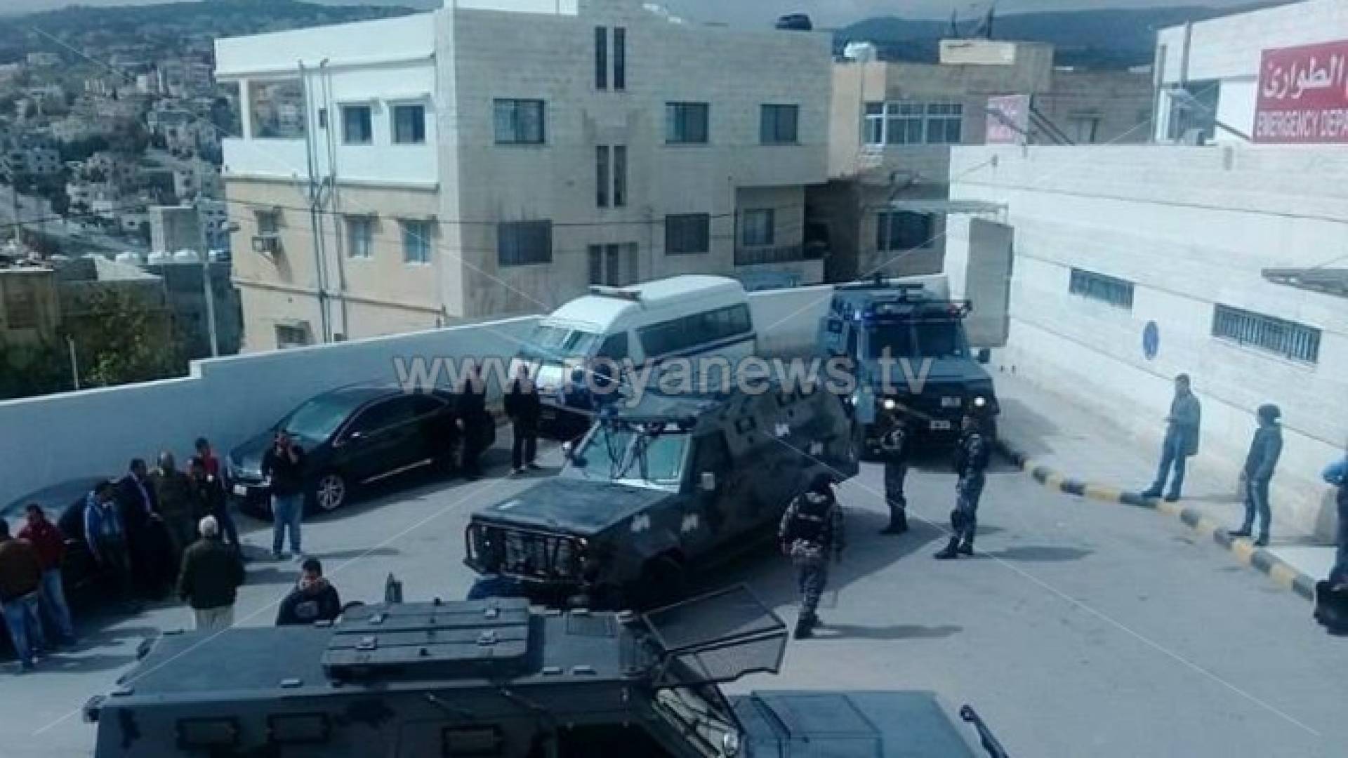 الدرك في محيط مستشفى جرش