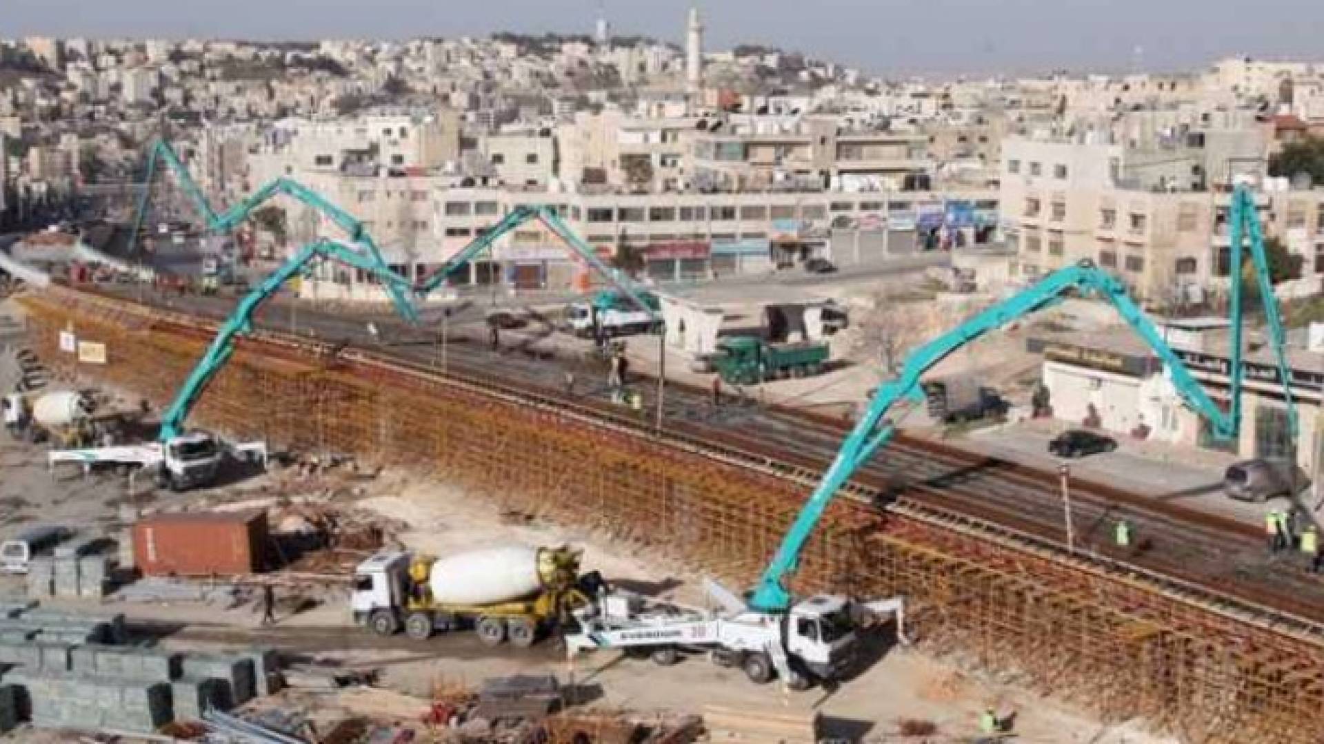 استمرار الأعمال في مشروع الباص السريع - الصورة أرشيفية 