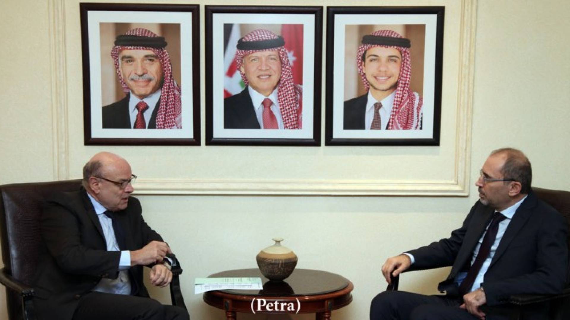 الصفدي يبحث مع مسؤول فرنسي تطورات الاوضاع بالمنطقة