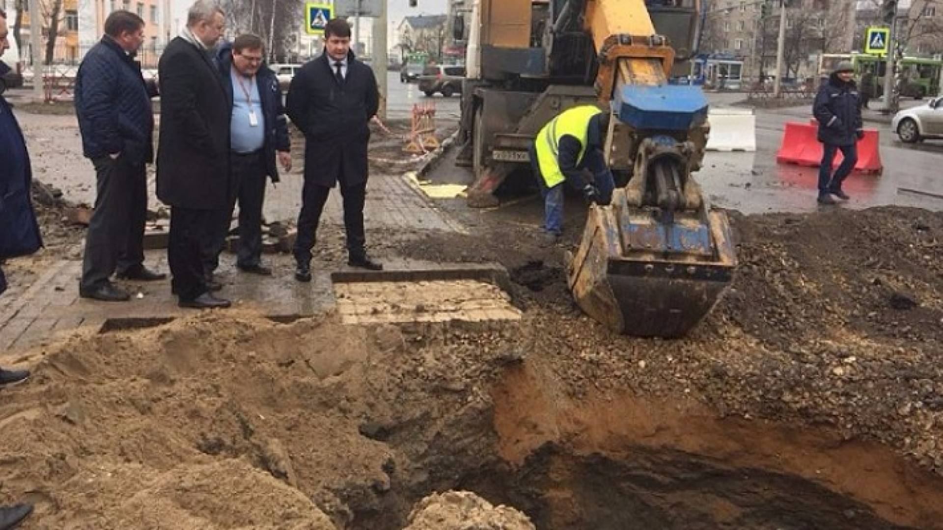 الرجل الذي رصدته الكاميرا بالشارع لحظة ابتلعته الأرض