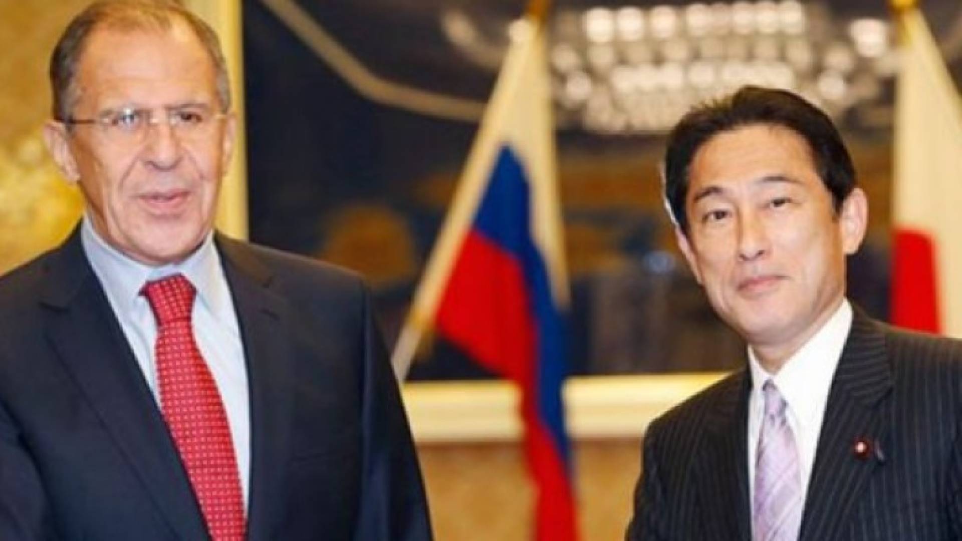  وزير الخارجية الياباني ونظيره الروسي سيرغي لافروف