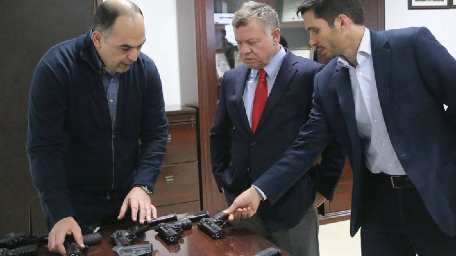 الملك يزور الشركة الأردنية لتصميم الأسلحة الخفيفة 