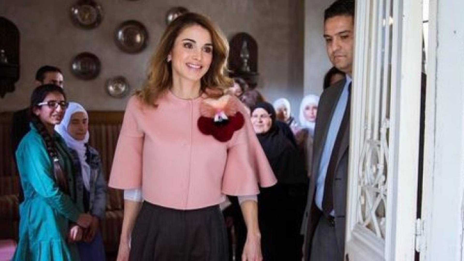 الملكة خلال لقائها بمجموعة من السيدات الاردنيات