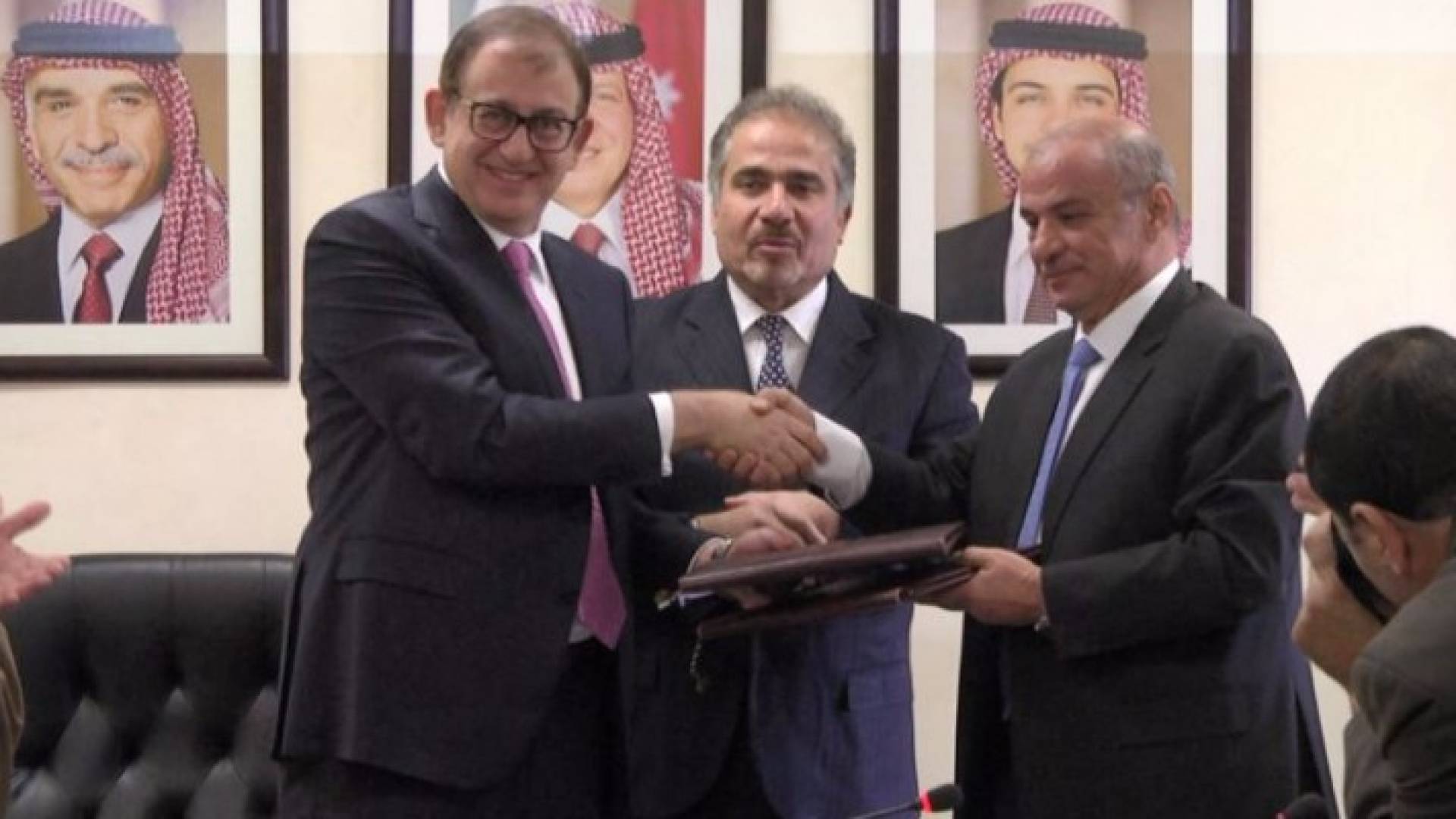 جانب من توقيع الاتفاقية