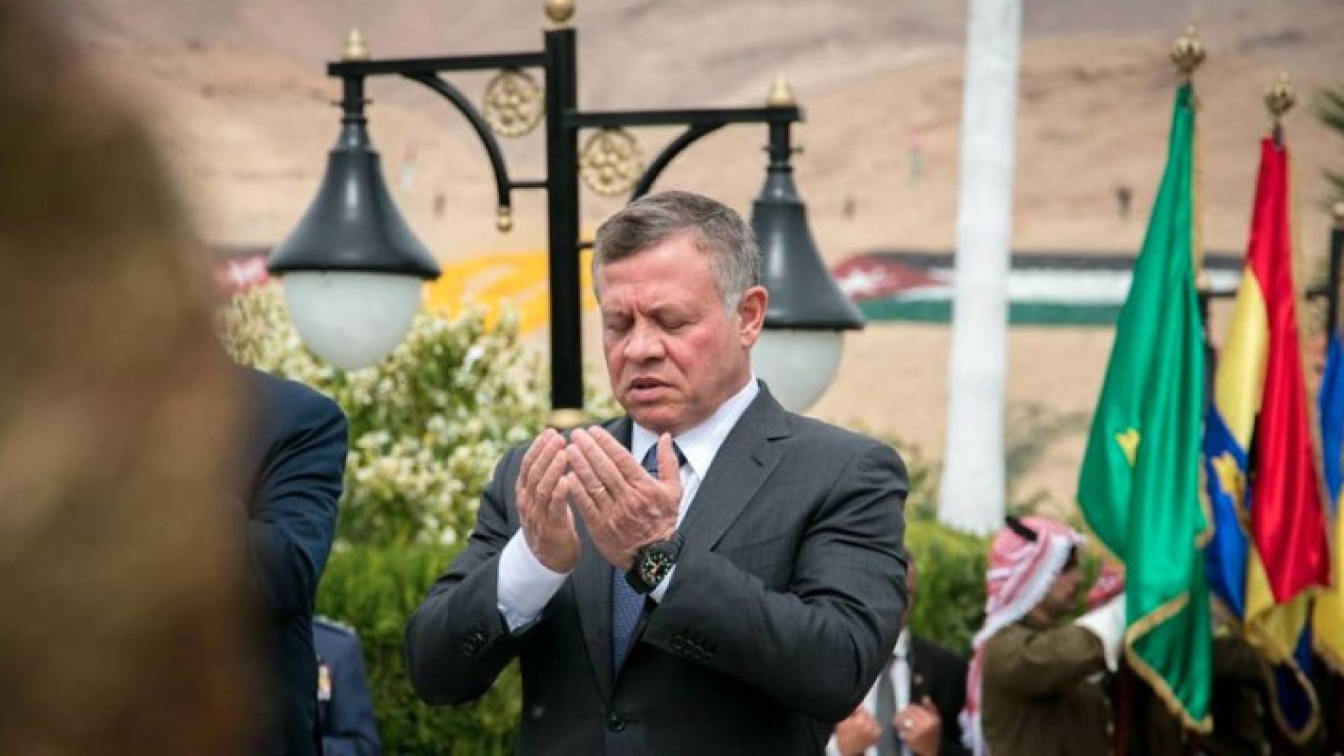 القائد الأعلى خلال زيارته الصرح التذكاري لشهداء معركة الكرامة