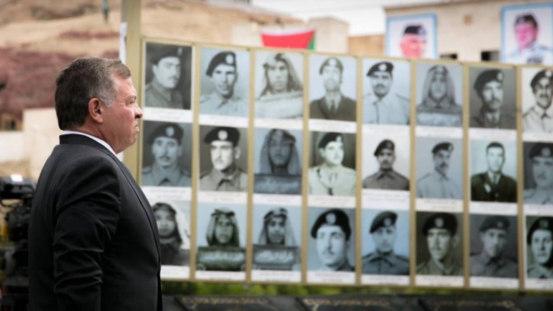 الملك خلال زيارته الصرح التذكاري لشهداء معركة الكرامة