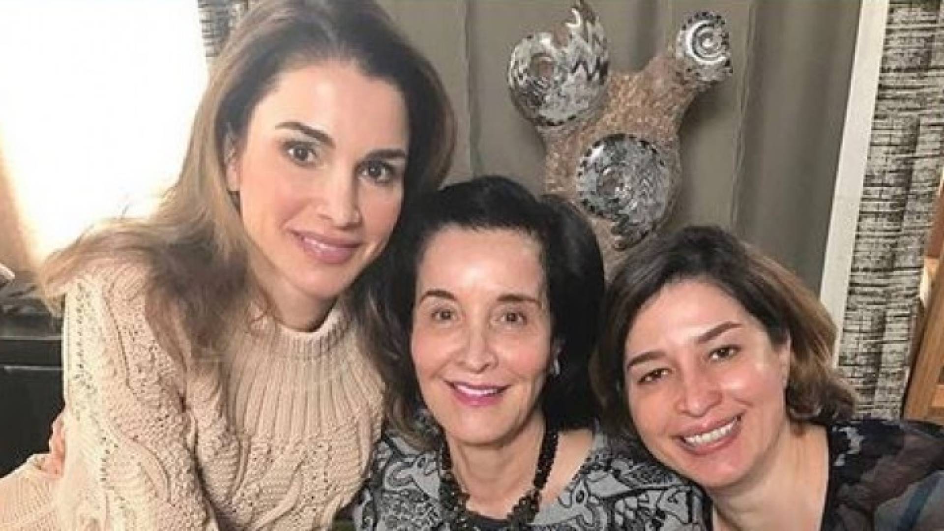 الملكة تهنىء والدتها بمناسبة عيد الأم