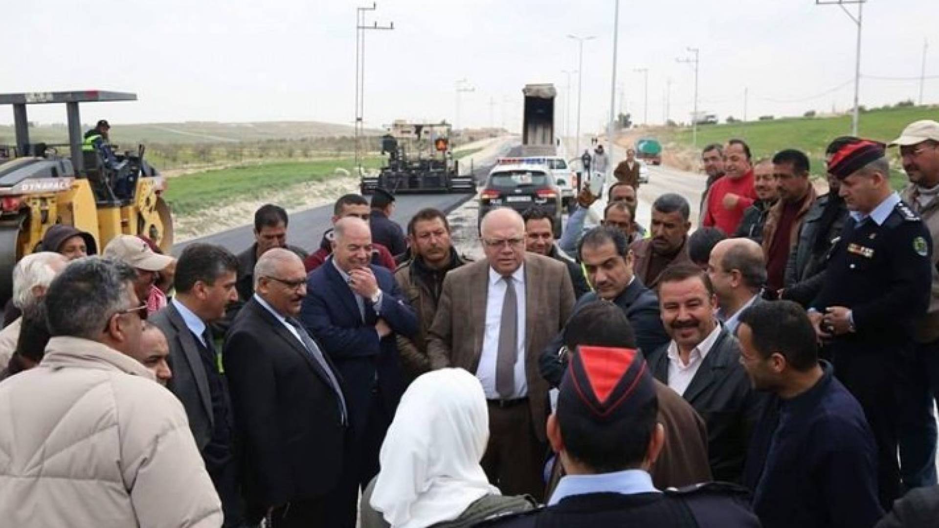 صورة خلال جوله وزير الاشغال في المفرق