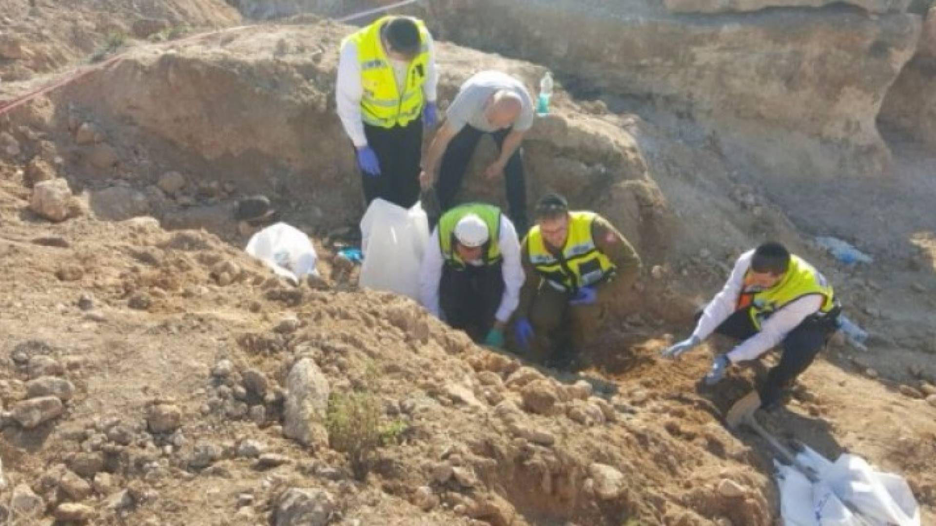 جانب من أعمال جمع رفات الجنود الأردنيين في القدس المحتلة 