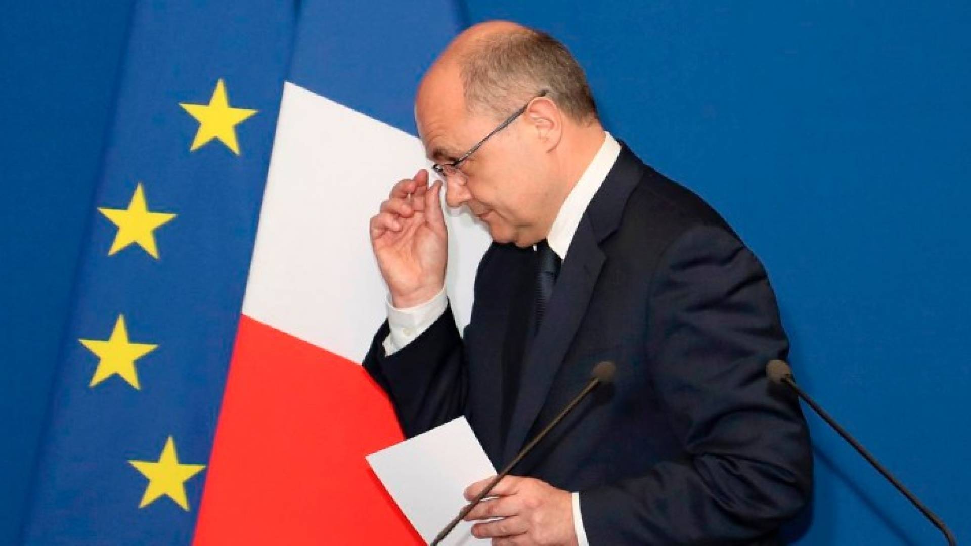 "الواسطة" تدفع وزير الداخلية الفرنسي للاستقالة