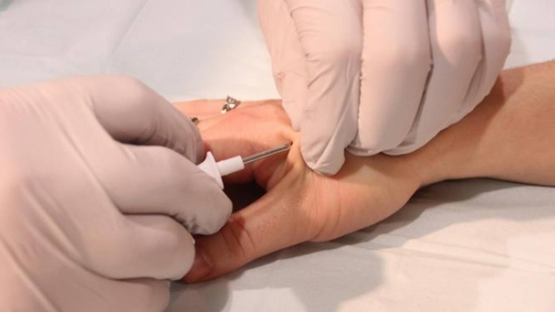  وشم الكتروني يتحكم بالأجهزة الالكترونية باللمس