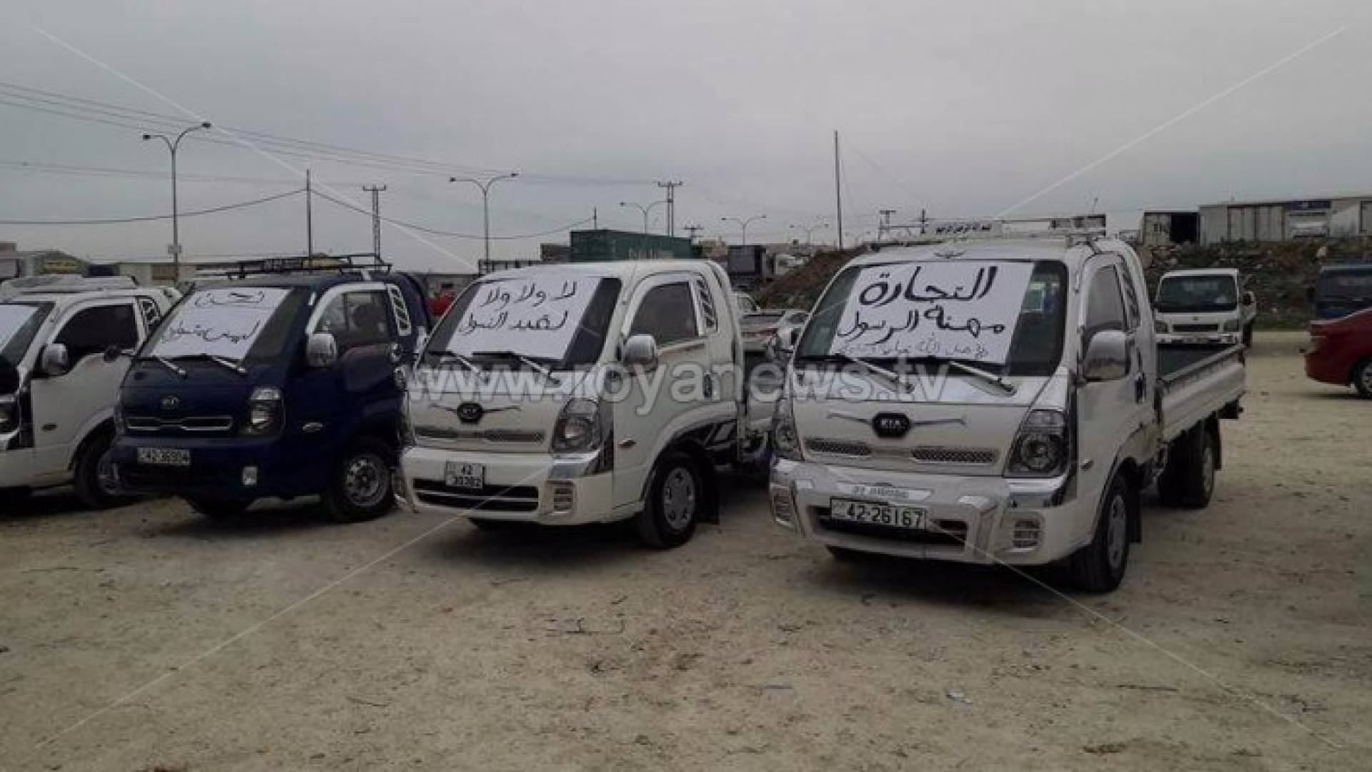 جانب من الوقفة الاحتجاجية امام السوق المركزي