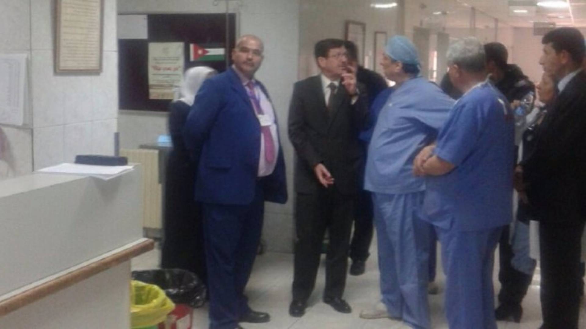 الوزير خلال زيارته للعائلة بمستشفى البشير