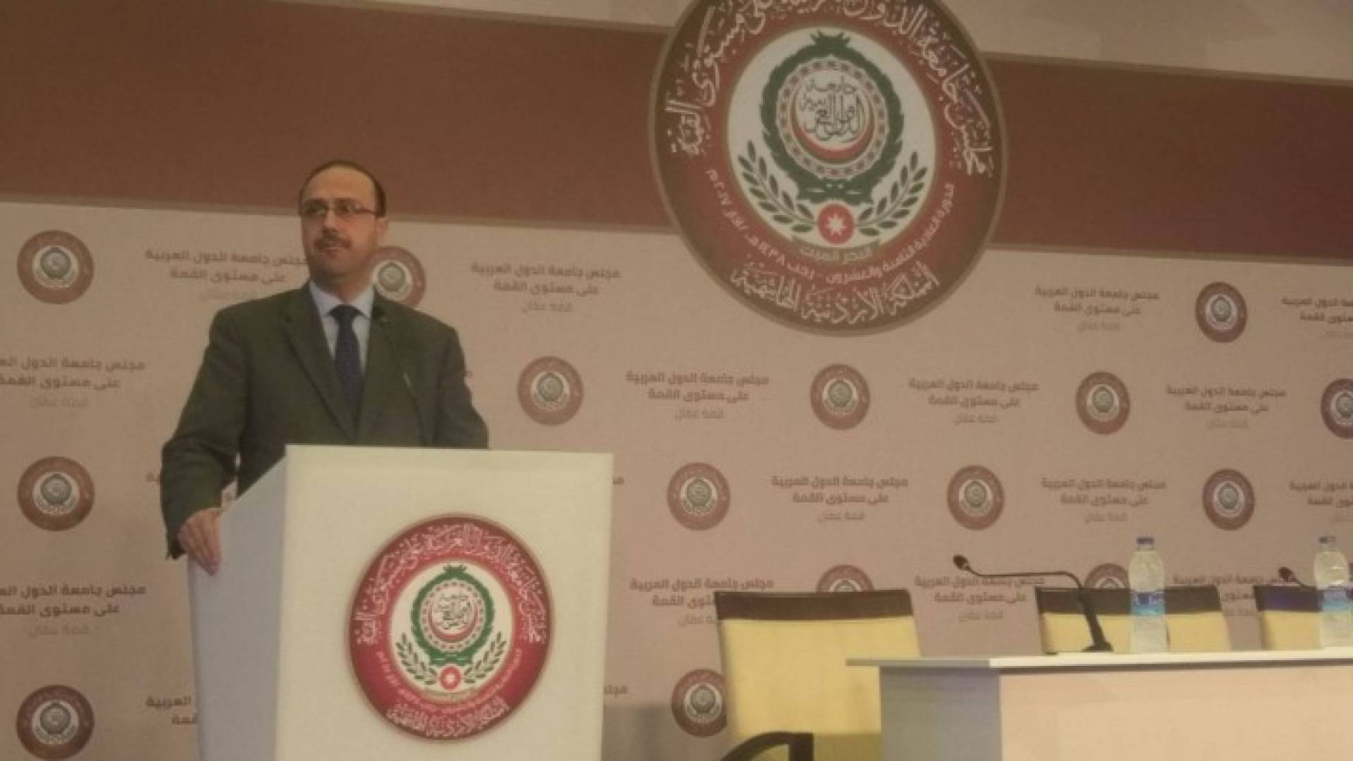 وزير الإعلام محمد المومني خلال المؤتمر الصحفي 