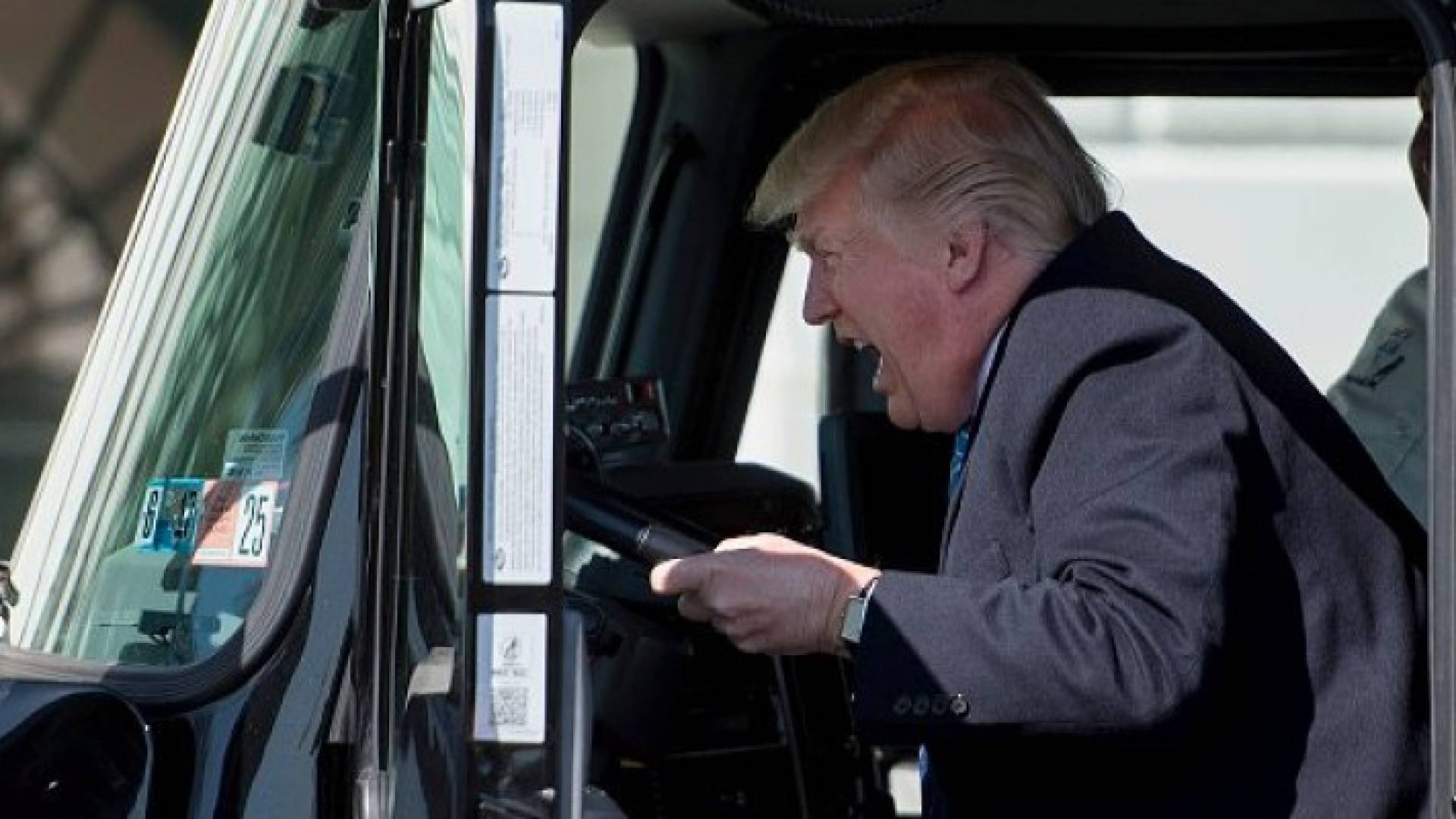 ترامب اعتلى شاحنة واطلق العنان لأبواقها