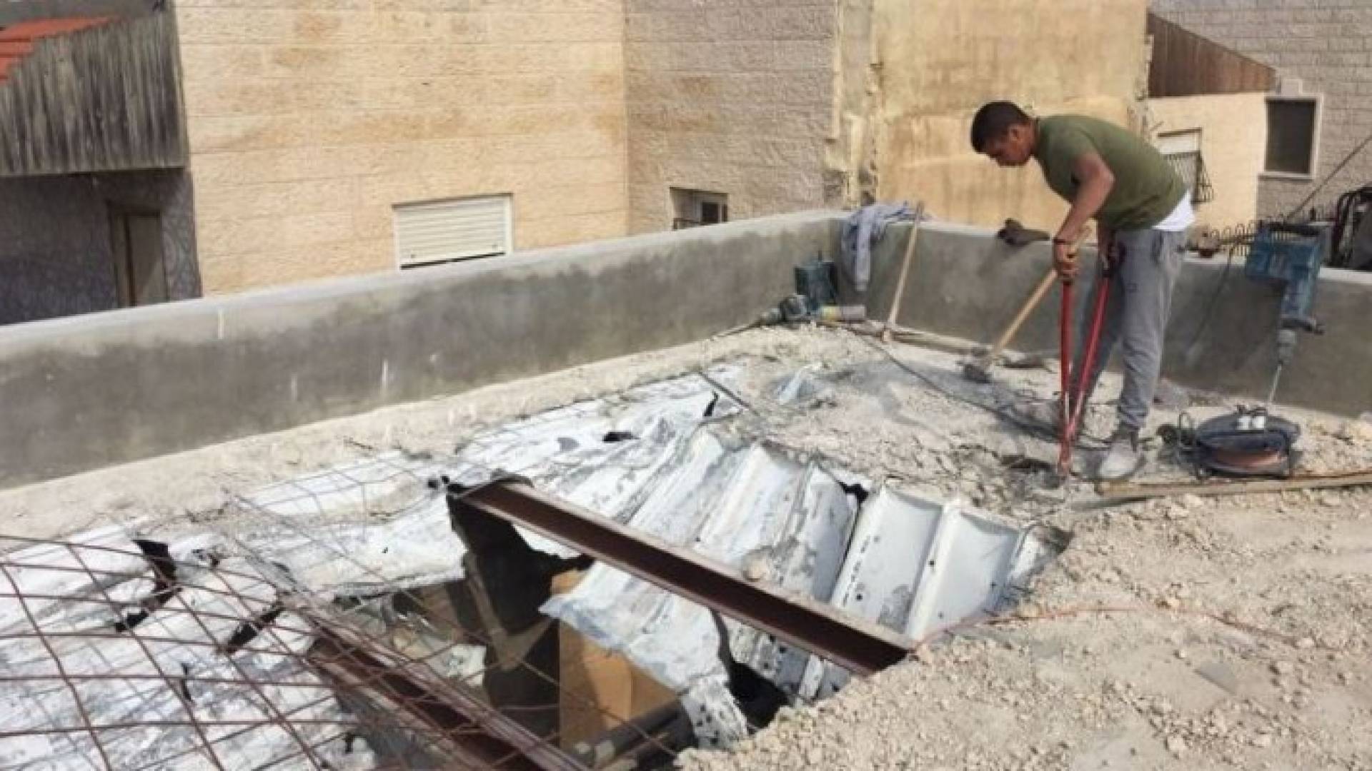 الاحتلال يجبر مقدسيا على هدم منزله 